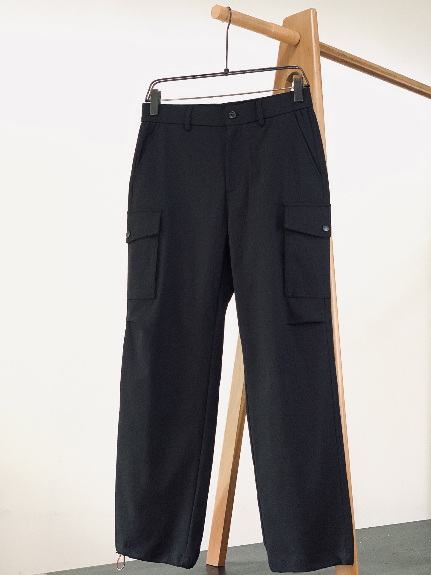 Moncler 蒙口 2026SS早春新品轻奢工装休闲裤，高阶百搭神裤。精选冰感透气面料，垂感利落，上身