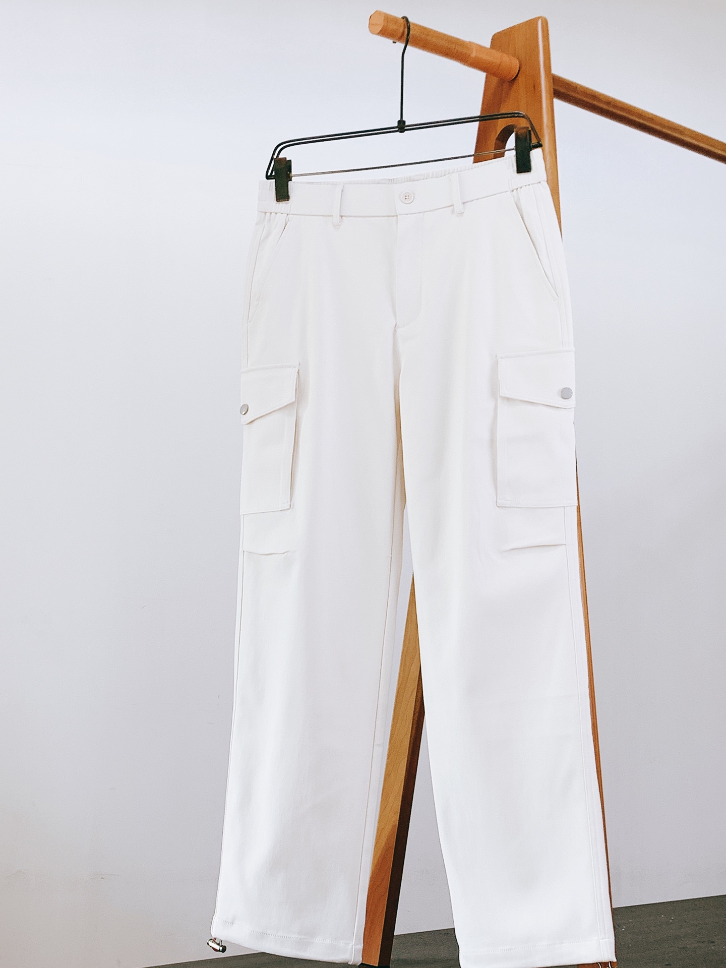 Moncler 蒙口 2026SS早春新品轻奢工装休闲裤，高阶百搭神裤。精选冰感透气面料，垂感利落，上身