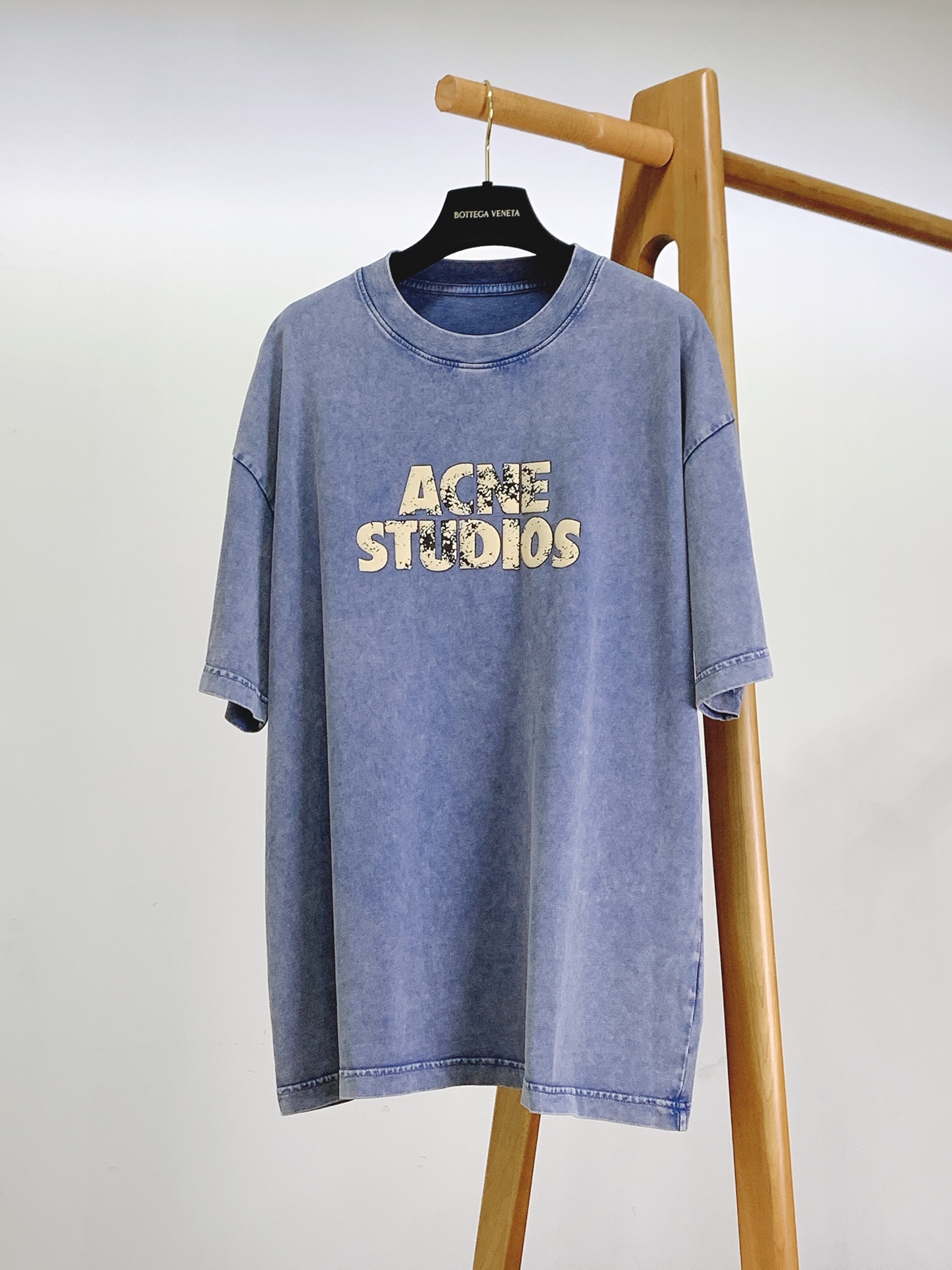 AcneStudios 艾克妮 复古水洗字母T北欧极简风代表作，氛围感拉满的复古单品。定制水洗做旧面料，