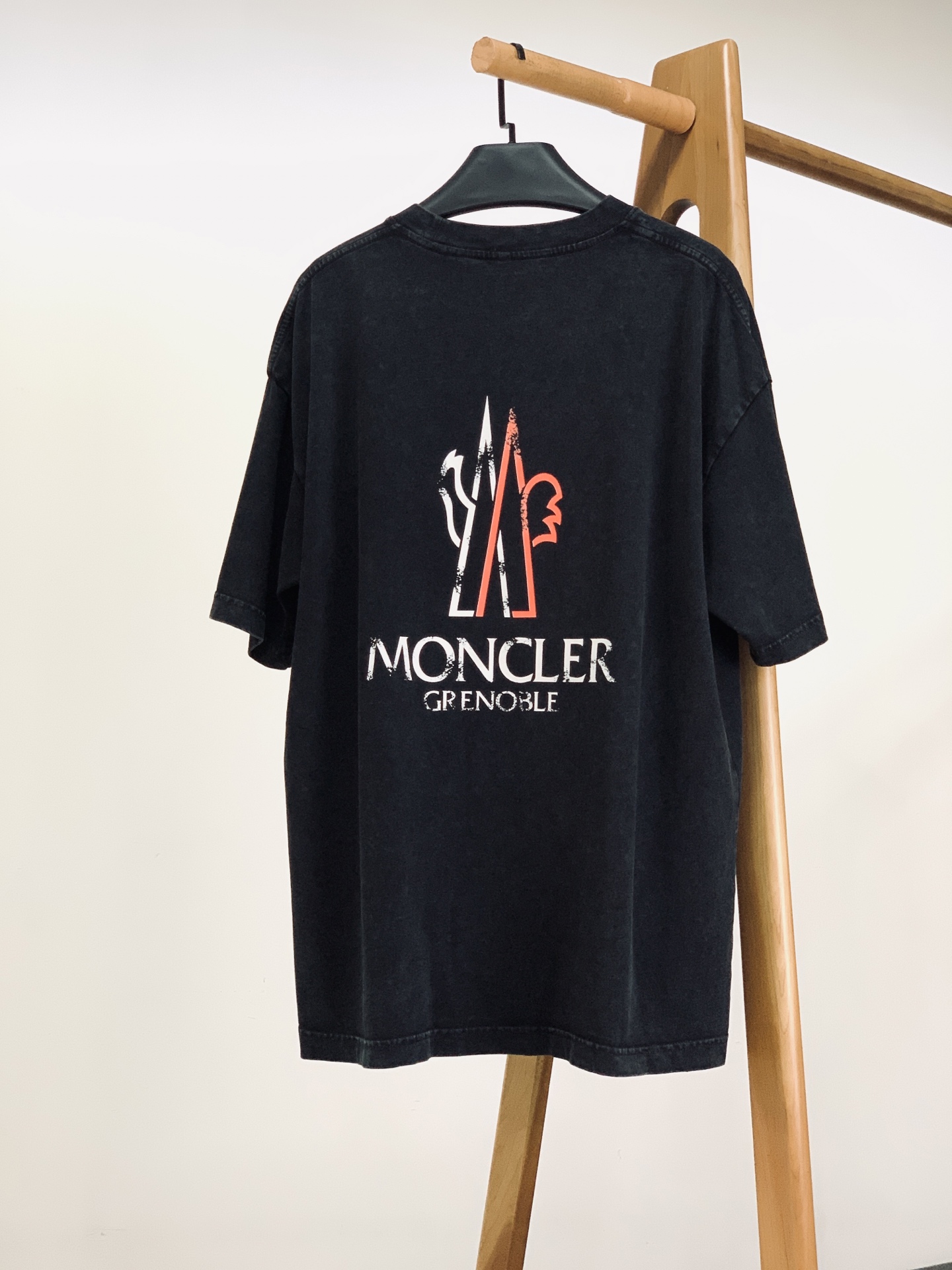 Moncler 蒙口 2026SS春夏新品前后双标复古水洗T恤经典轻奢力作，重塑夏日极简穿搭。定制重磅水