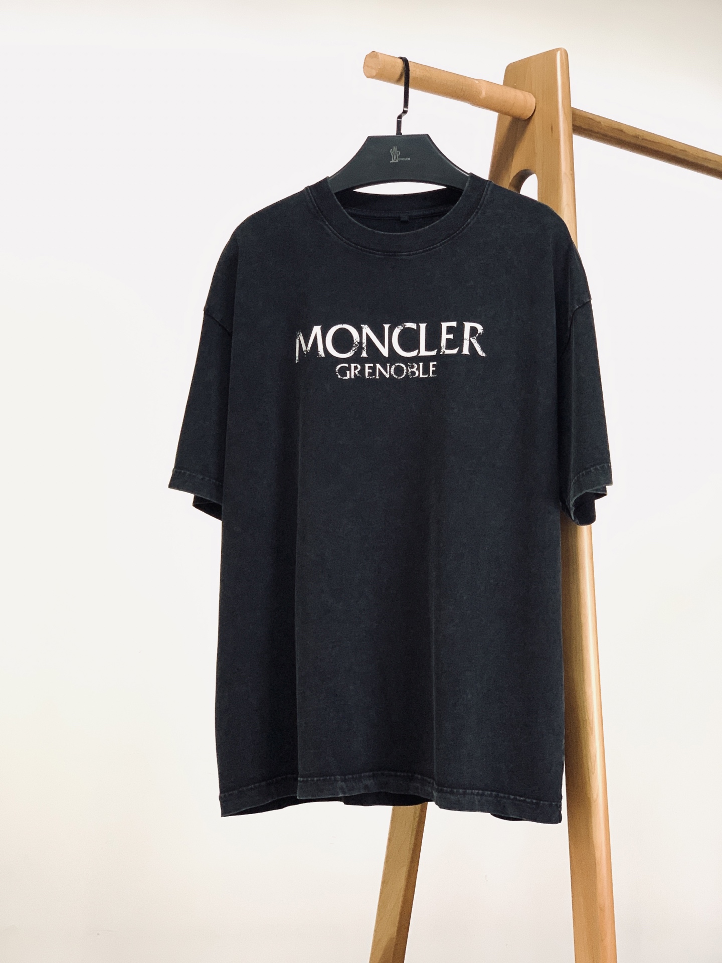 Moncler 蒙口 2026SS春夏新品前后双标复古水洗T恤经典轻奢力作，重塑夏日极简穿搭。定制重磅水