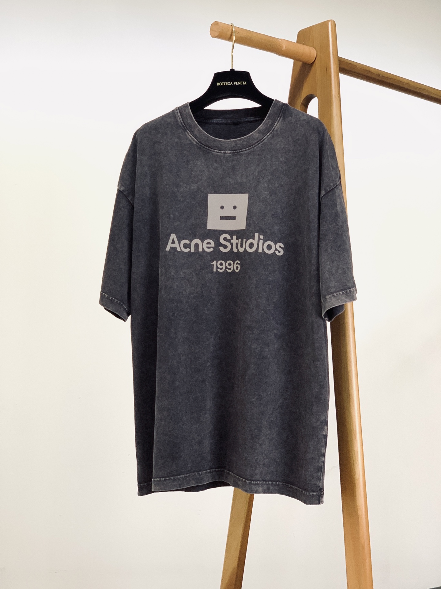 AcneStudios 艾克妮 经典笑脸水洗T恤北欧小众高街代表作，自带复古滤镜的气质神T。重磅水洗做旧