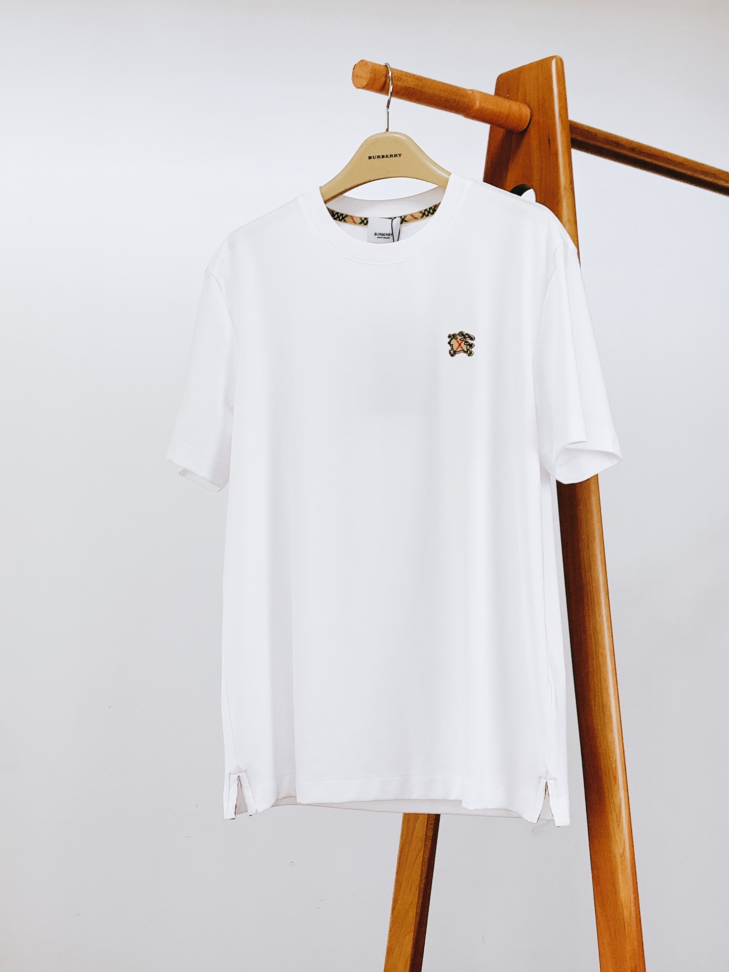 Burberry 巴宝莉 2026SS春夏新品 战马圆领短袖偏宽松材质 90%棉 10%莱卡尺码 48 