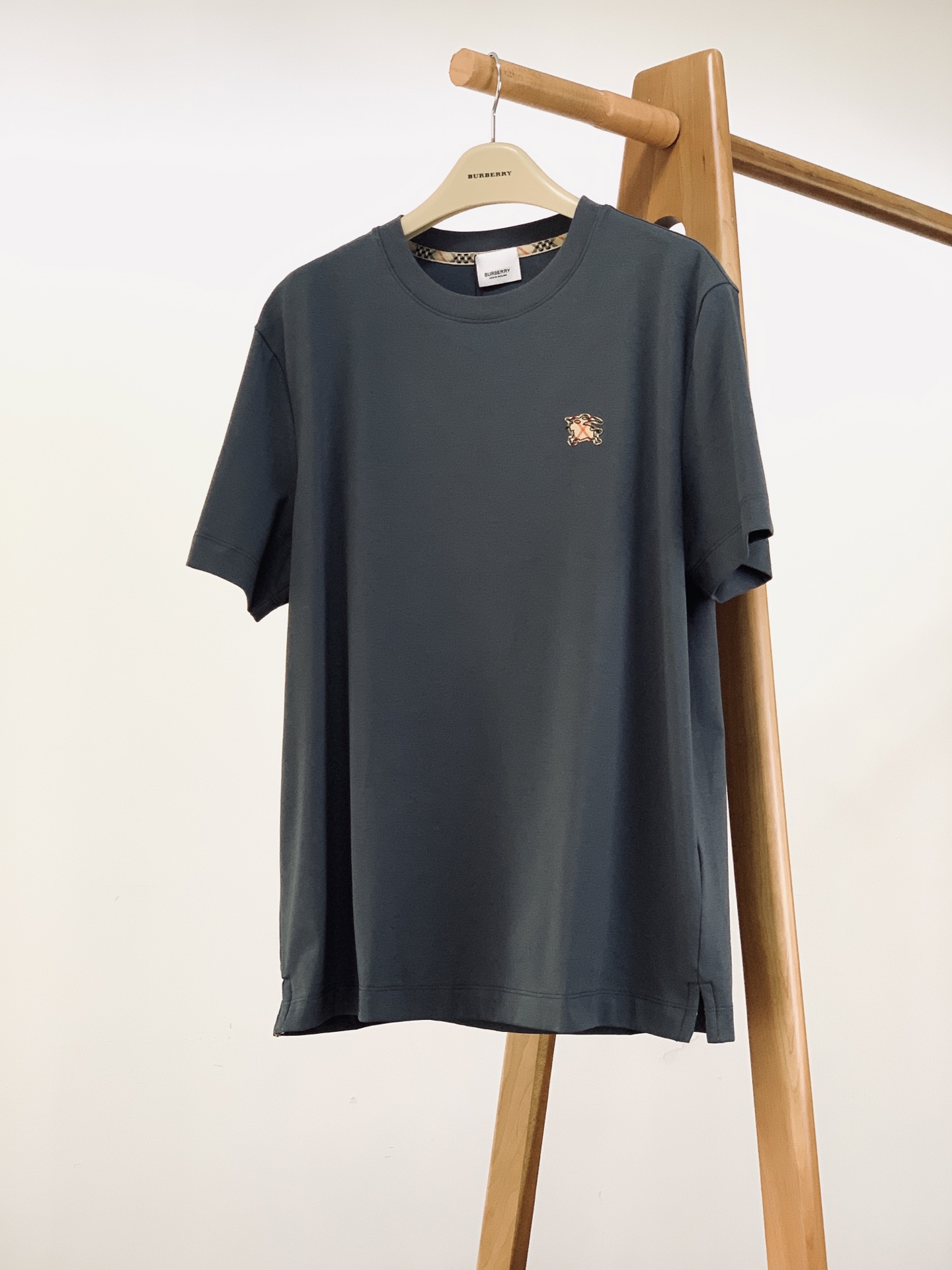 Burberry 巴宝莉 2026SS春夏新品 战马圆领短袖偏宽松材质 90%棉 10%莱卡尺码 48 