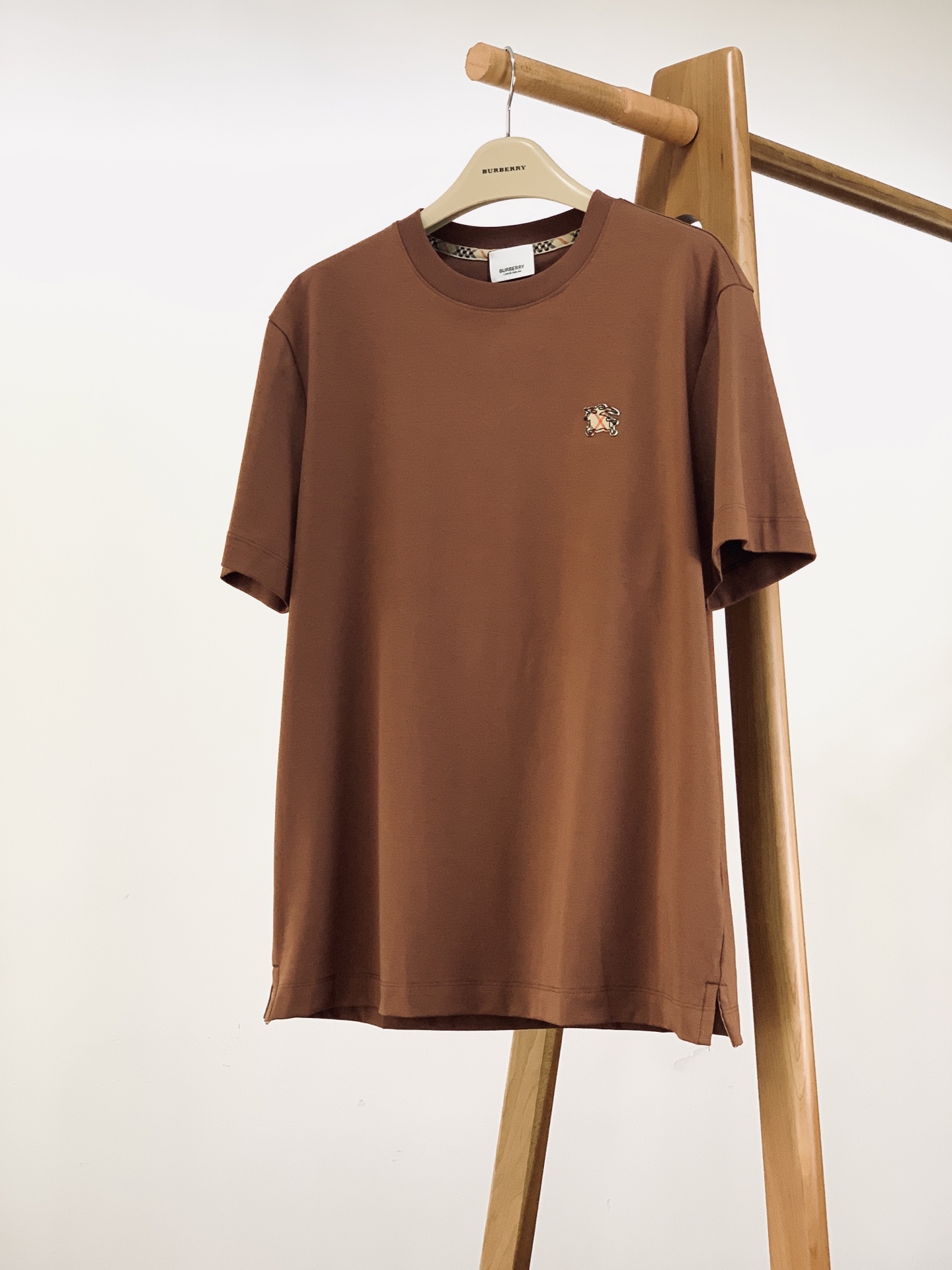 Burberry 巴宝莉 2026SS春夏新品 战马圆领短袖偏宽松材质 90%棉 10%莱卡尺码 48 