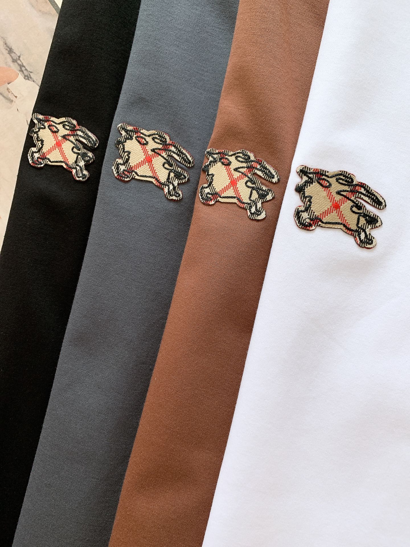 Burberry 巴宝莉 2026SS春夏新品 战马圆领短袖偏宽松材质 90%棉 10%莱卡尺码 48 