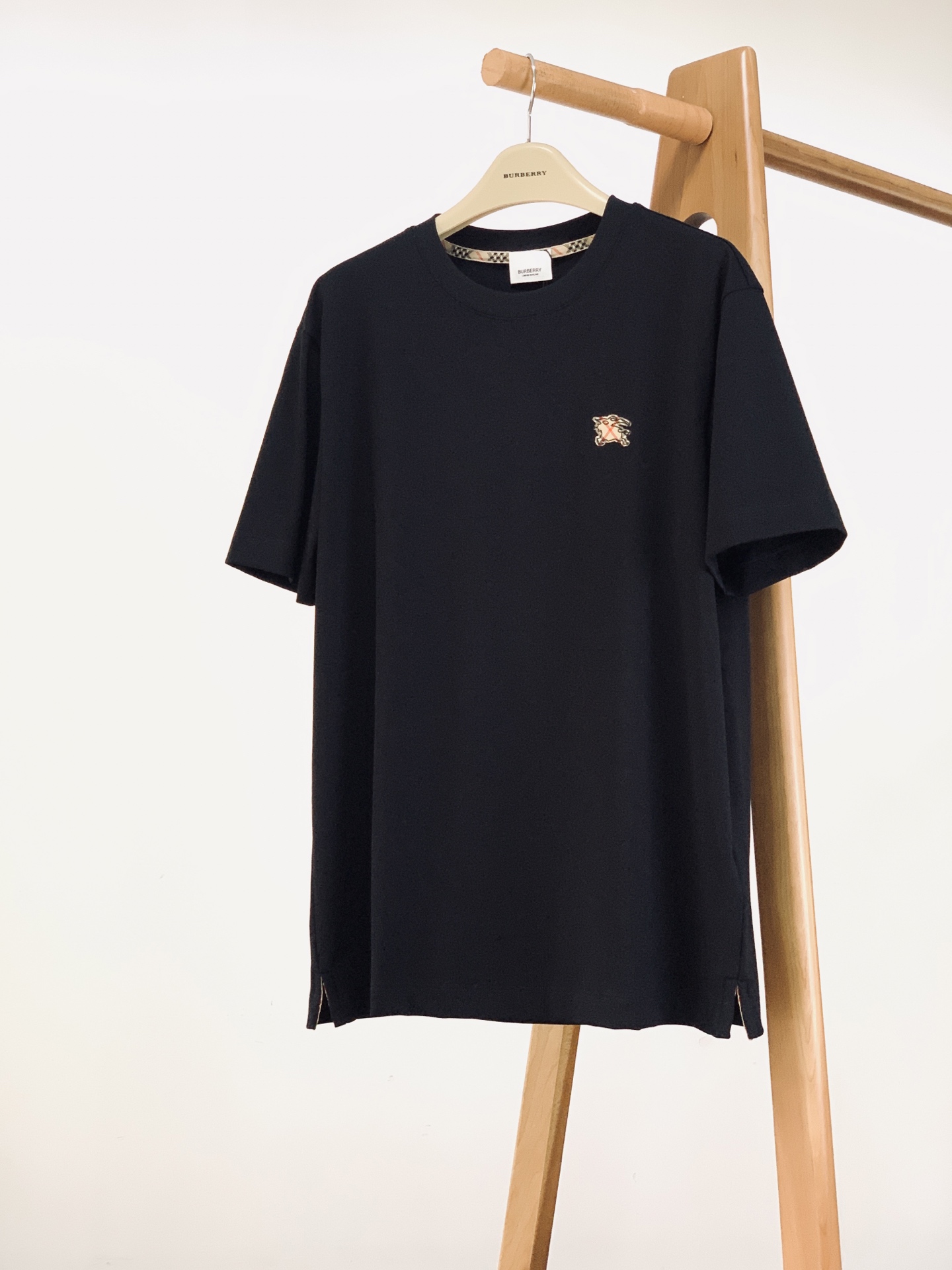 Burberry 巴宝莉 2026SS春夏新品 战马圆领短袖偏宽松材质 90%棉 10%莱卡尺码 48 