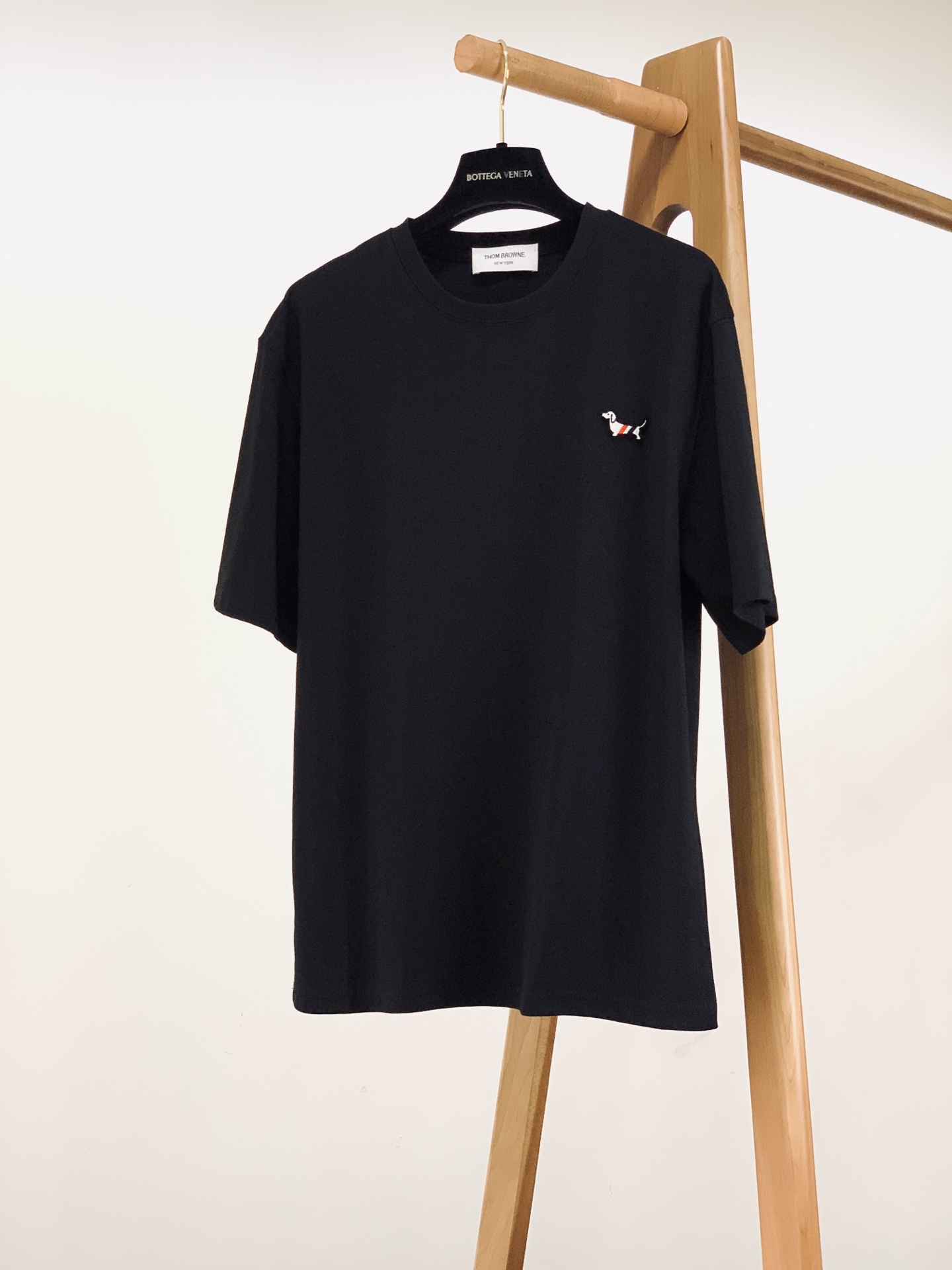 Thom Browne 汤姆·布朗 2026SS春夏新品 经典小狗标识短袖TB年度刚需爆款，简约轻奢自带