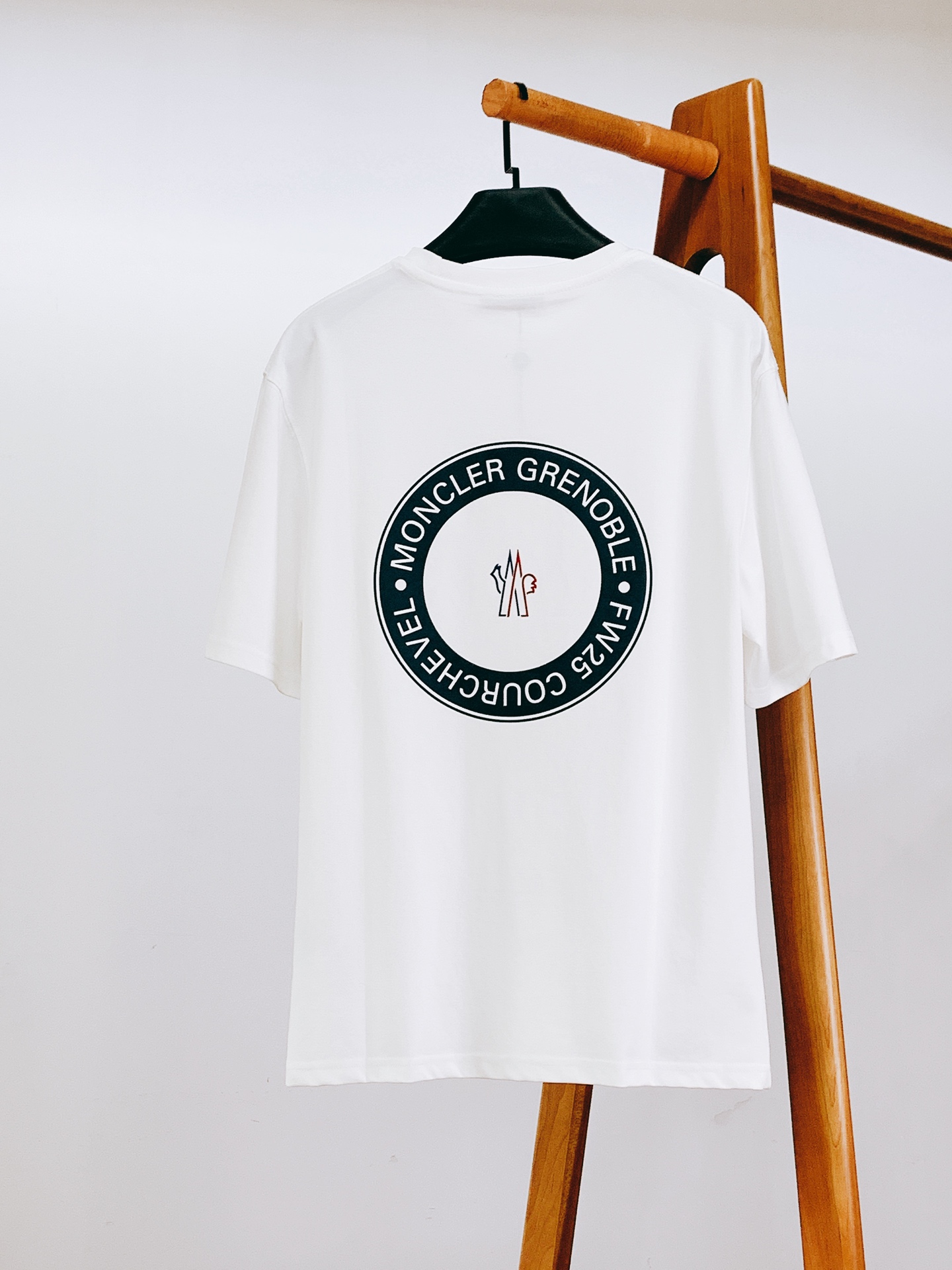 Moncler 蒙口 2026SS春夏新品拼色徽标短袖｜夏日轻奢刚需单品自带高级简约的户外轻奢气质。精选