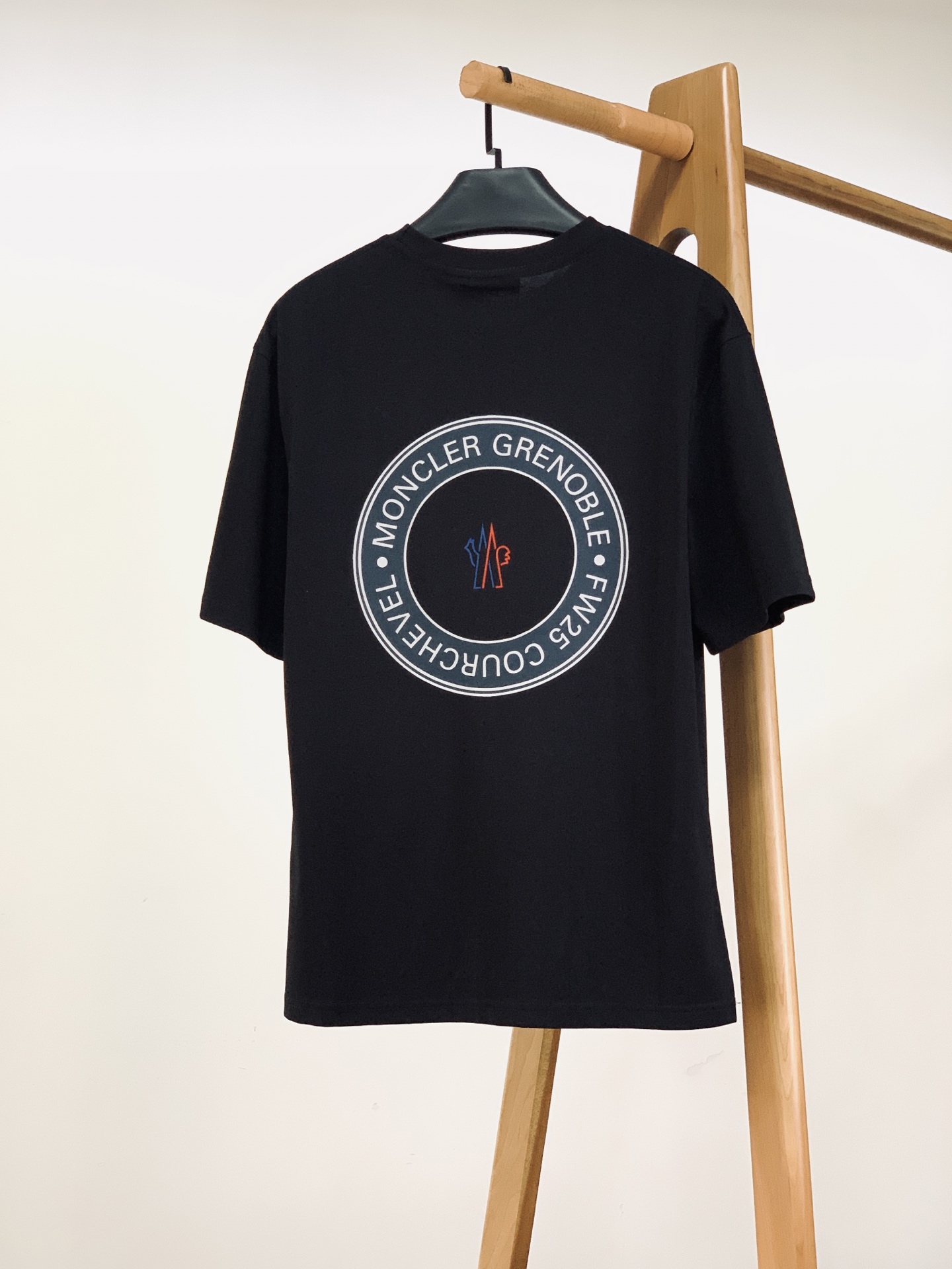 Moncler 蒙口 2026SS春夏新品拼色徽标短袖｜夏日轻奢刚需单品自带高级简约的户外轻奢气质。精选