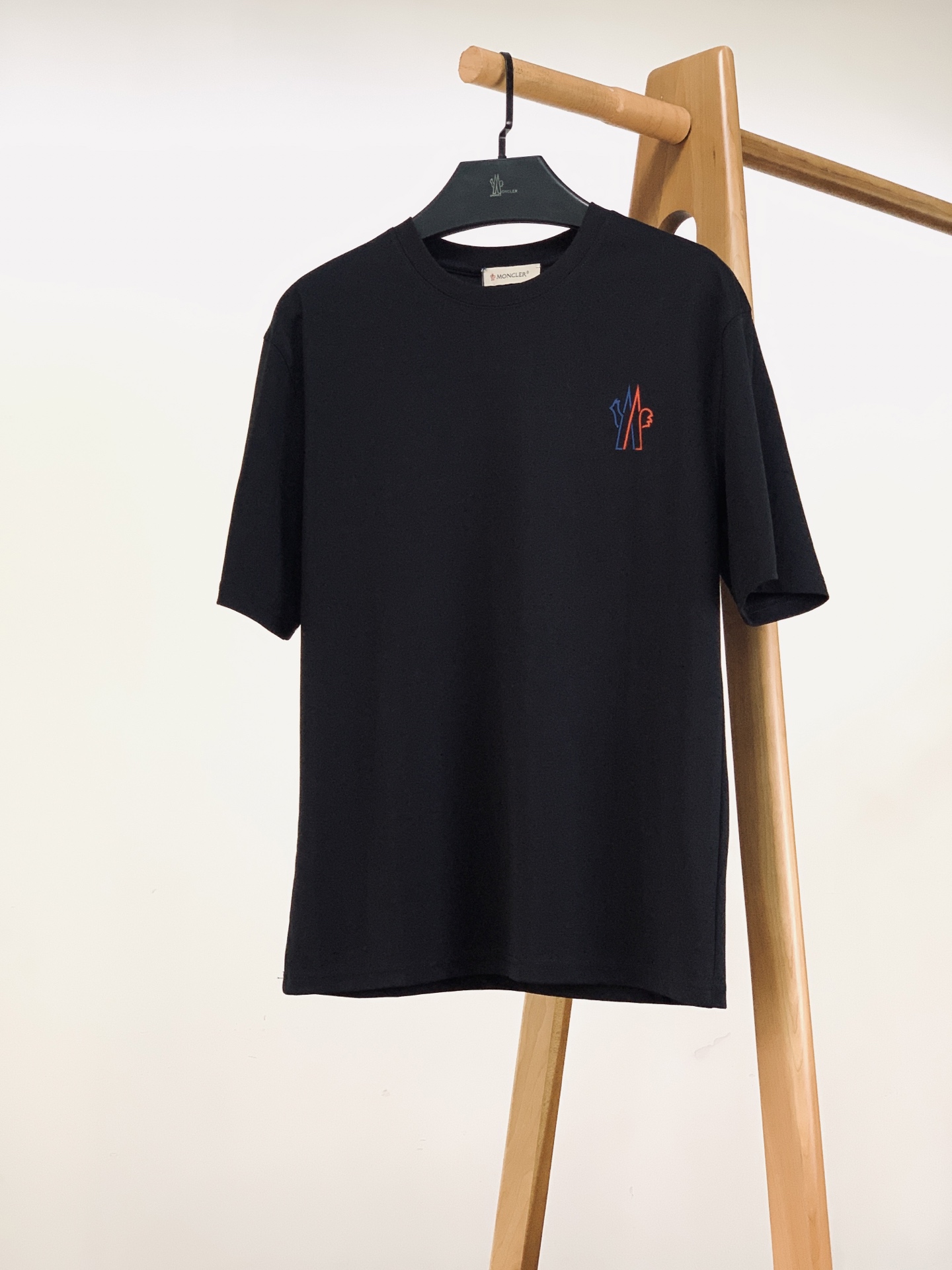 Moncler 蒙口 2026SS春夏新品拼色徽标短袖｜夏日轻奢刚需单品自带高级简约的户外轻奢气质。精选