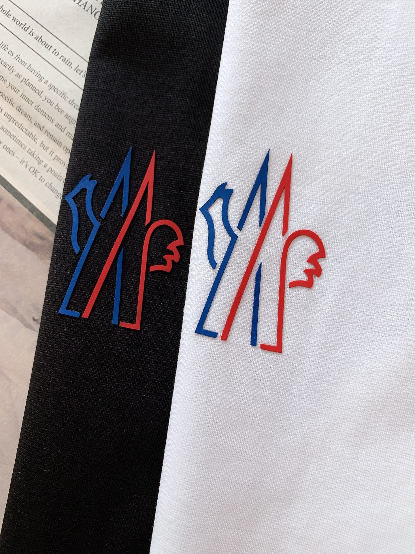 Moncler 蒙口 2026SS春夏新品拼色徽标短袖｜夏日轻奢刚需单品自带高级简约的户外轻奢气质。精选