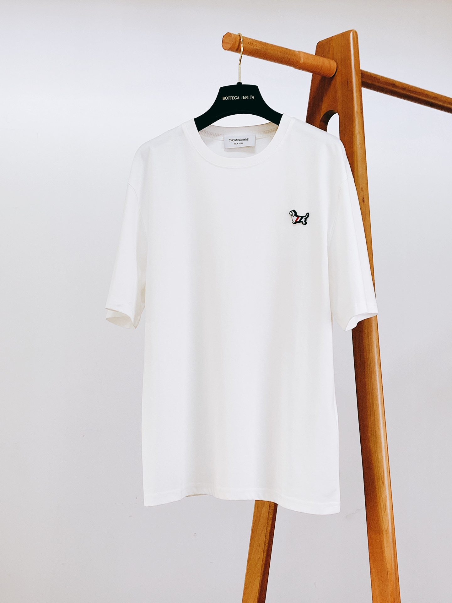 Thom Browne 汤姆·布朗 2026SS春夏新品 经典小狗标识短袖TB年度刚需爆款，简约轻奢自带