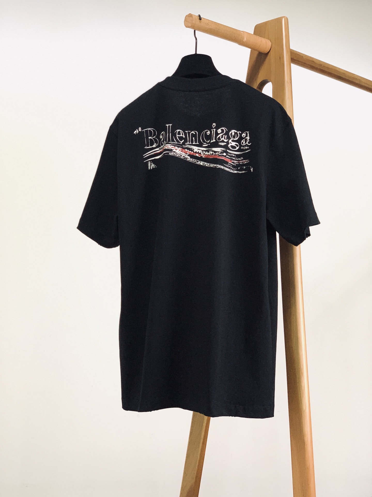𝐁𝐚𝐥𝐞𝐧𝐜𝐢𝐚𝐠𝐚 巴黎世家 2026SS春夏新品 复古涂鸦短袖T恤。高街潮人必入经典款。甄选重磅水洗