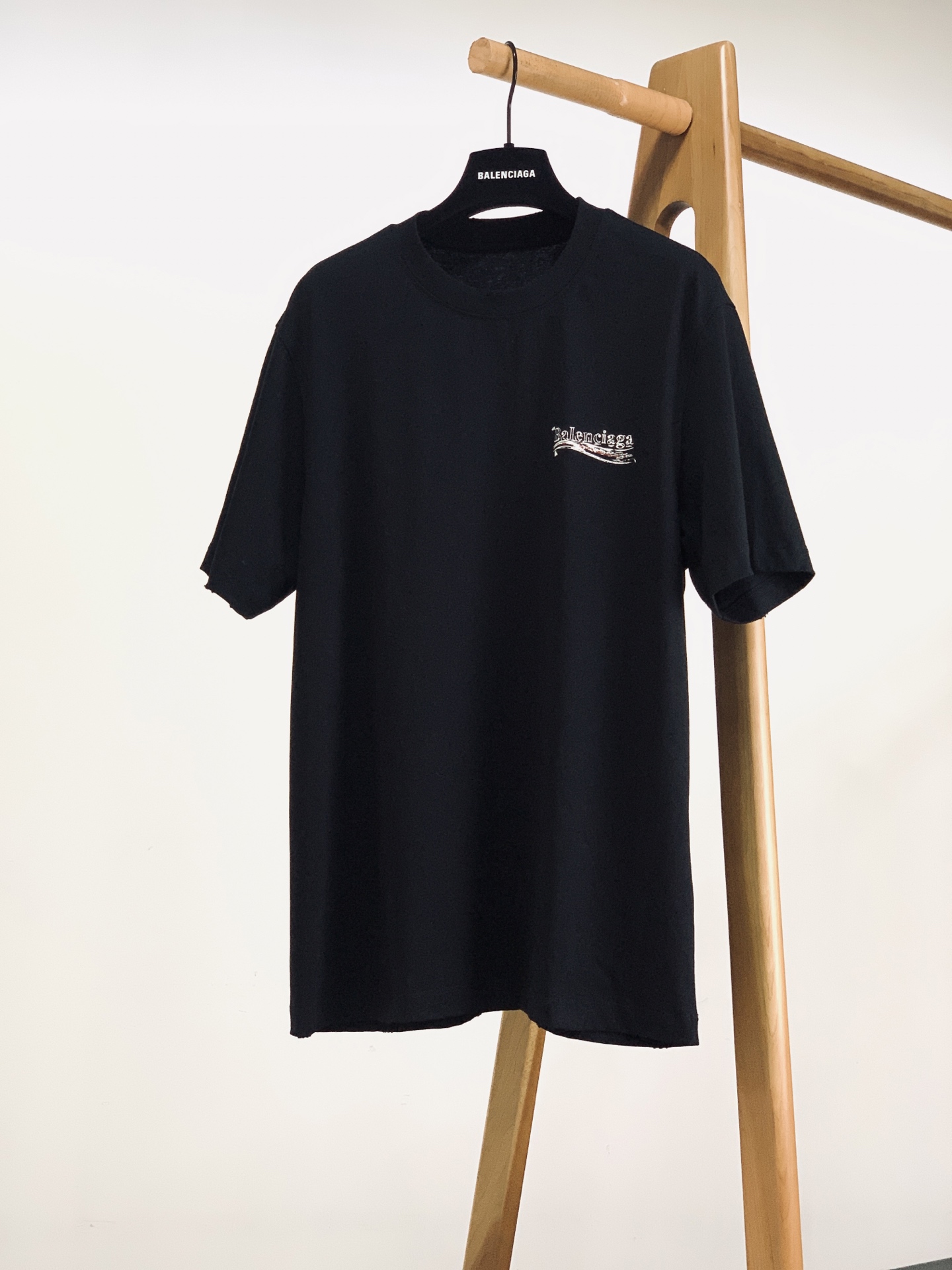 𝐁𝐚𝐥𝐞𝐧𝐜𝐢𝐚𝐠𝐚 巴黎世家 2026SS春夏新品 复古涂鸦短袖T恤。高街潮人必入经典款。甄选重磅水洗