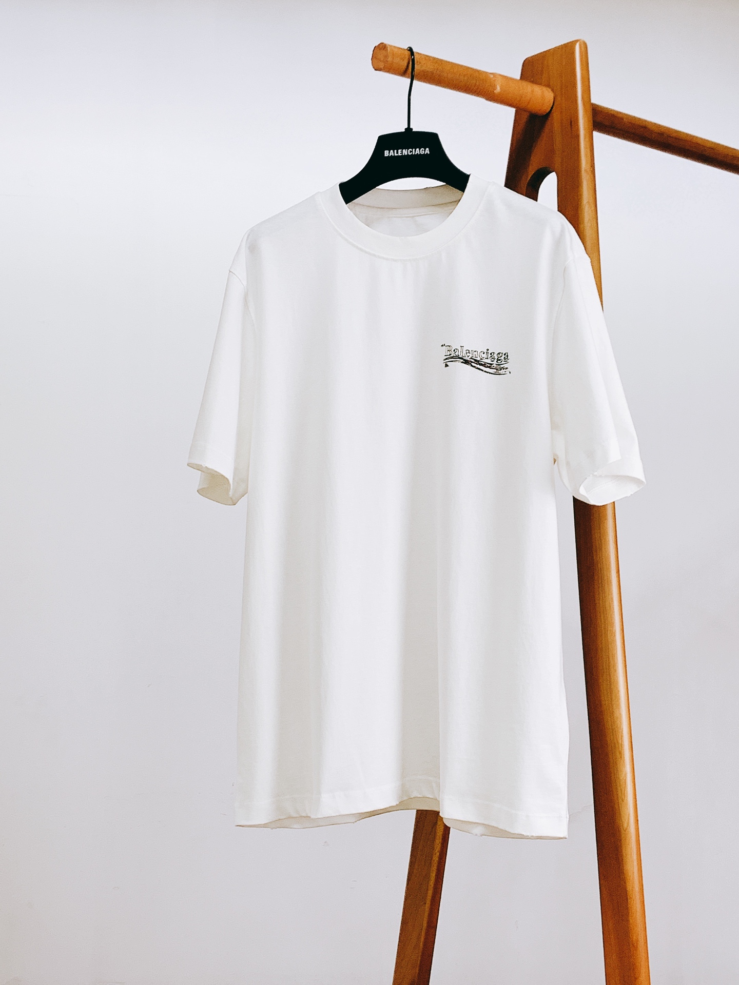𝐁𝐚𝐥𝐞𝐧𝐜𝐢𝐚𝐠𝐚 巴黎世家 2026SS春夏新品 复古涂鸦短袖T恤。高街潮人必入经典款。甄选重磅水洗