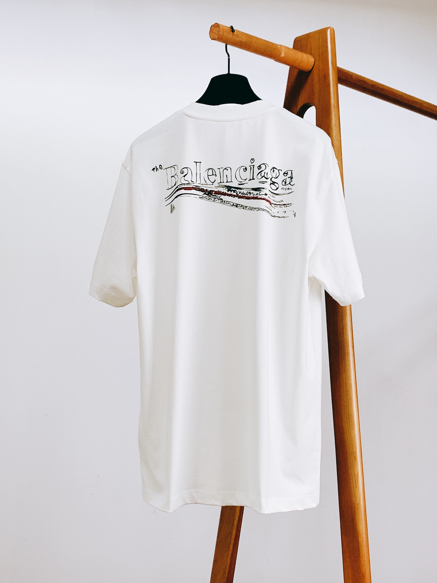 𝐁𝐚𝐥𝐞𝐧𝐜𝐢𝐚𝐠𝐚 巴黎世家 2026SS春夏新品 复古涂鸦短袖T恤。高街潮人必入经典款。甄选重磅水洗