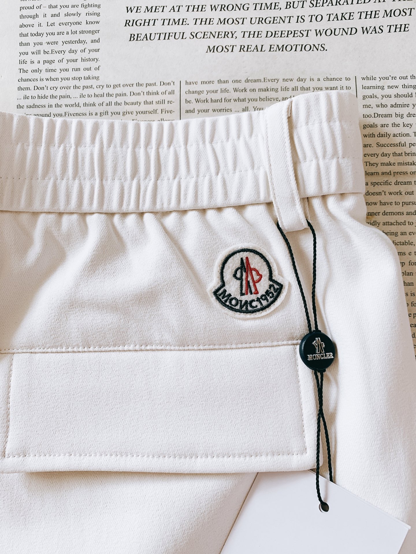 Moncler 蒙口 2026SS早春新品轻奢工装休闲裤，高阶百搭神裤。精选冰感透气面料，垂感利落，上身