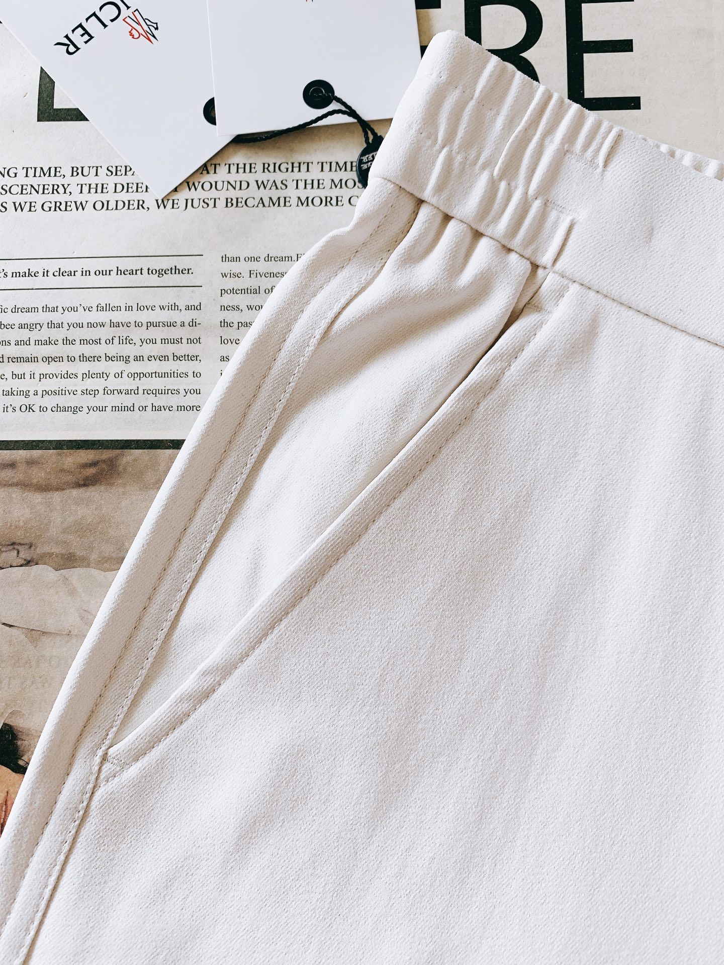 Moncler 蒙口 2026SS早春新品轻奢工装休闲裤，高阶百搭神裤。精选冰感透气面料，垂感利落，上身