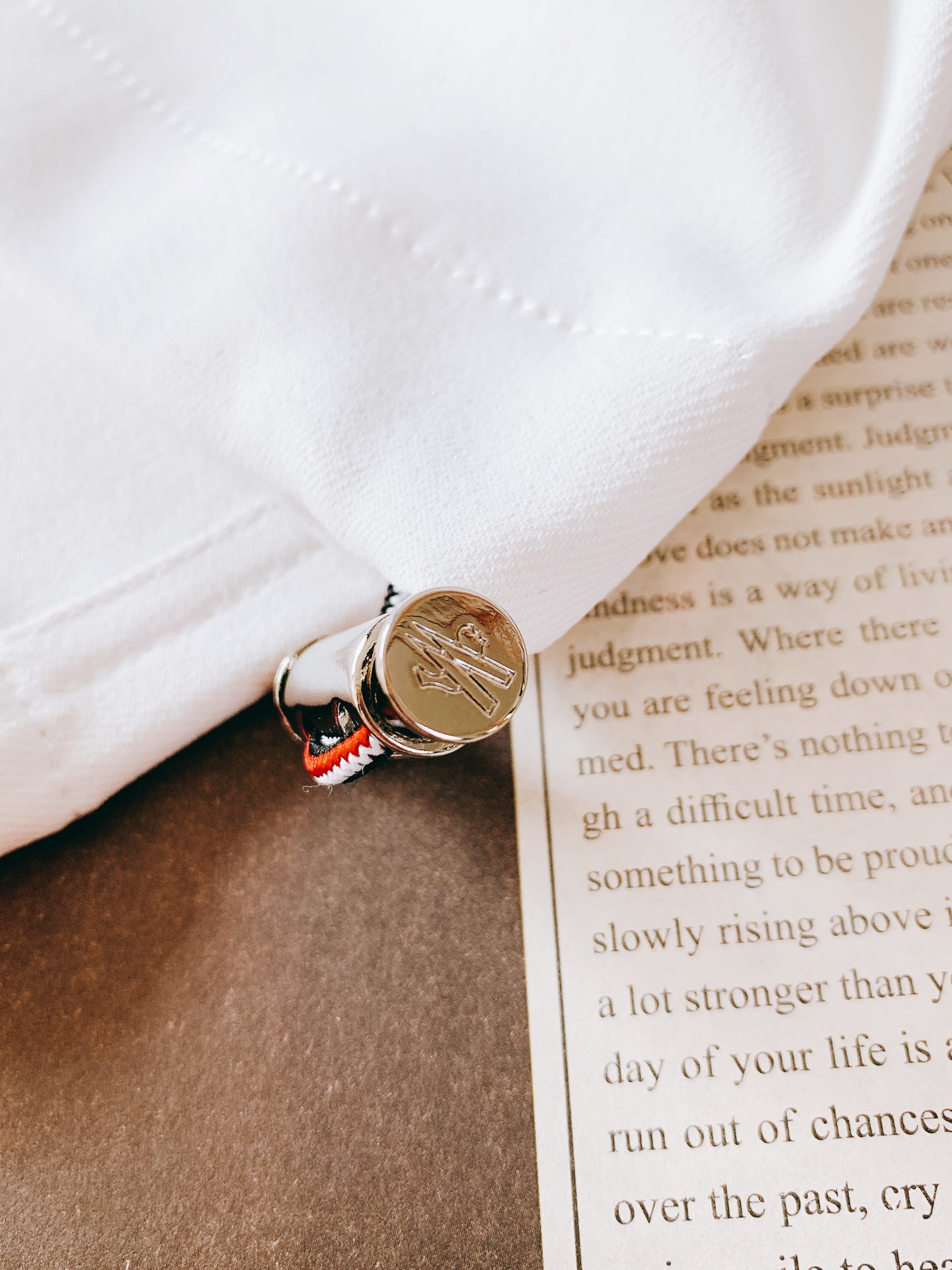 Moncler 蒙口 2026SS早春新品轻奢工装休闲裤，高阶百搭神裤。精选冰感透气面料，垂感利落，上身