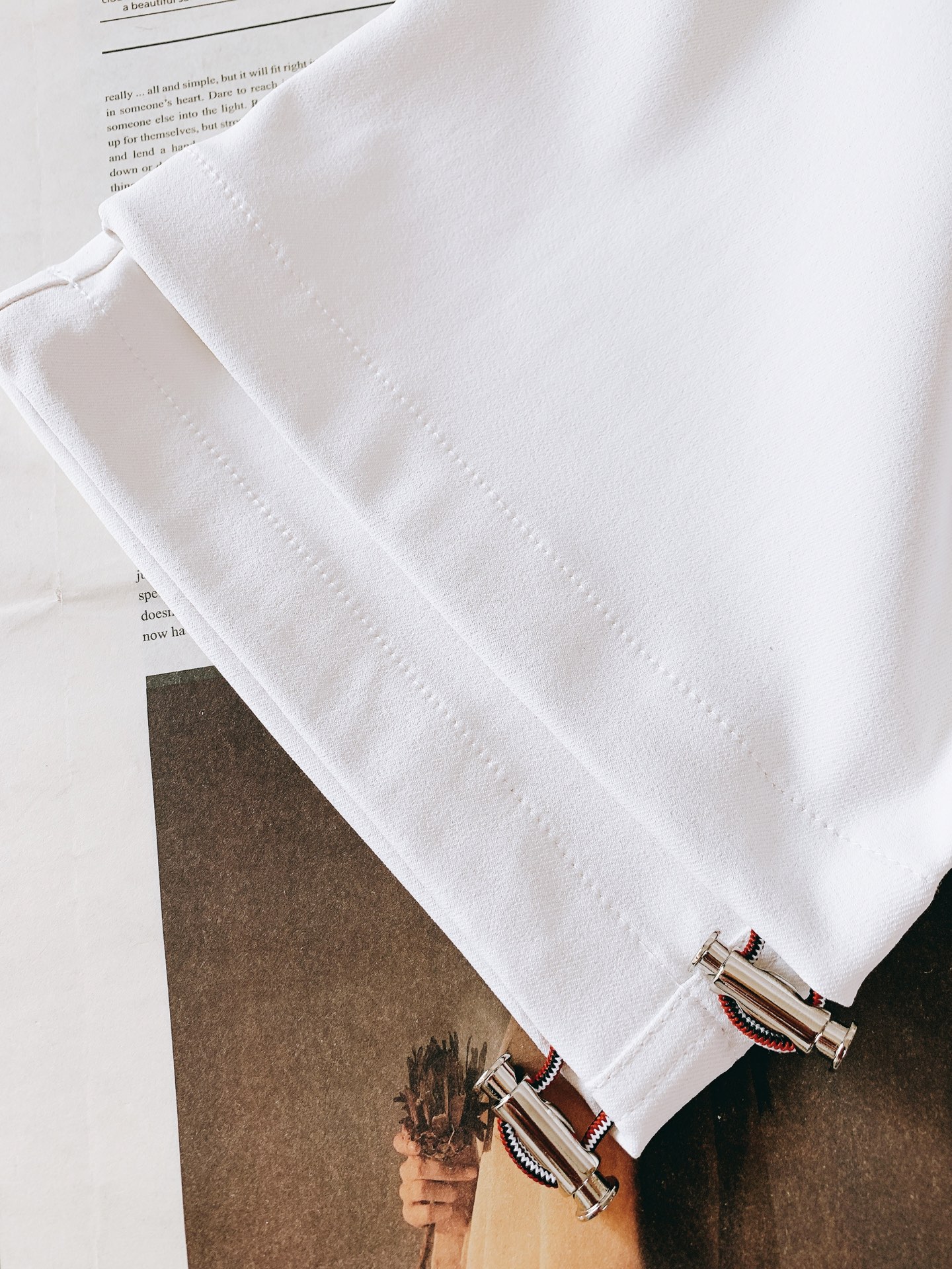 Moncler 蒙口 2026SS早春新品轻奢工装休闲裤，高阶百搭神裤。精选冰感透气面料，垂感利落，上身