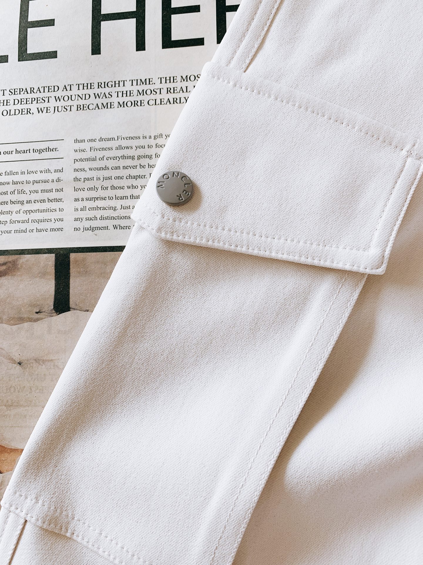 Moncler 蒙口 2026SS早春新品轻奢工装休闲裤，高阶百搭神裤。精选冰感透气面料，垂感利落，上身