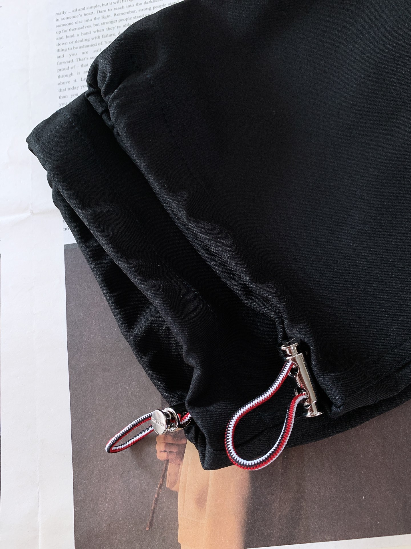 Moncler 蒙口 2026SS早春新品轻奢工装休闲裤，高阶百搭神裤。精选冰感透气面料，垂感利落，上身