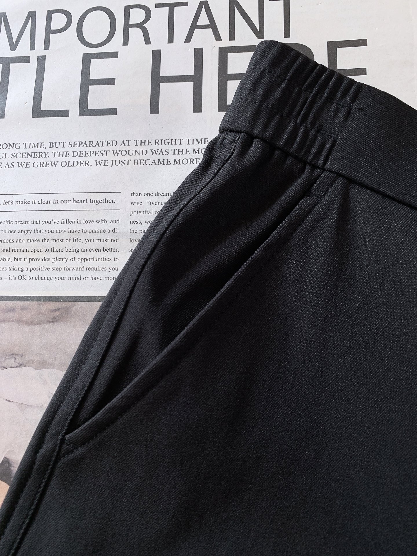 Moncler 蒙口 2026SS早春新品轻奢工装休闲裤，高阶百搭神裤。精选冰感透气面料，垂感利落，上身