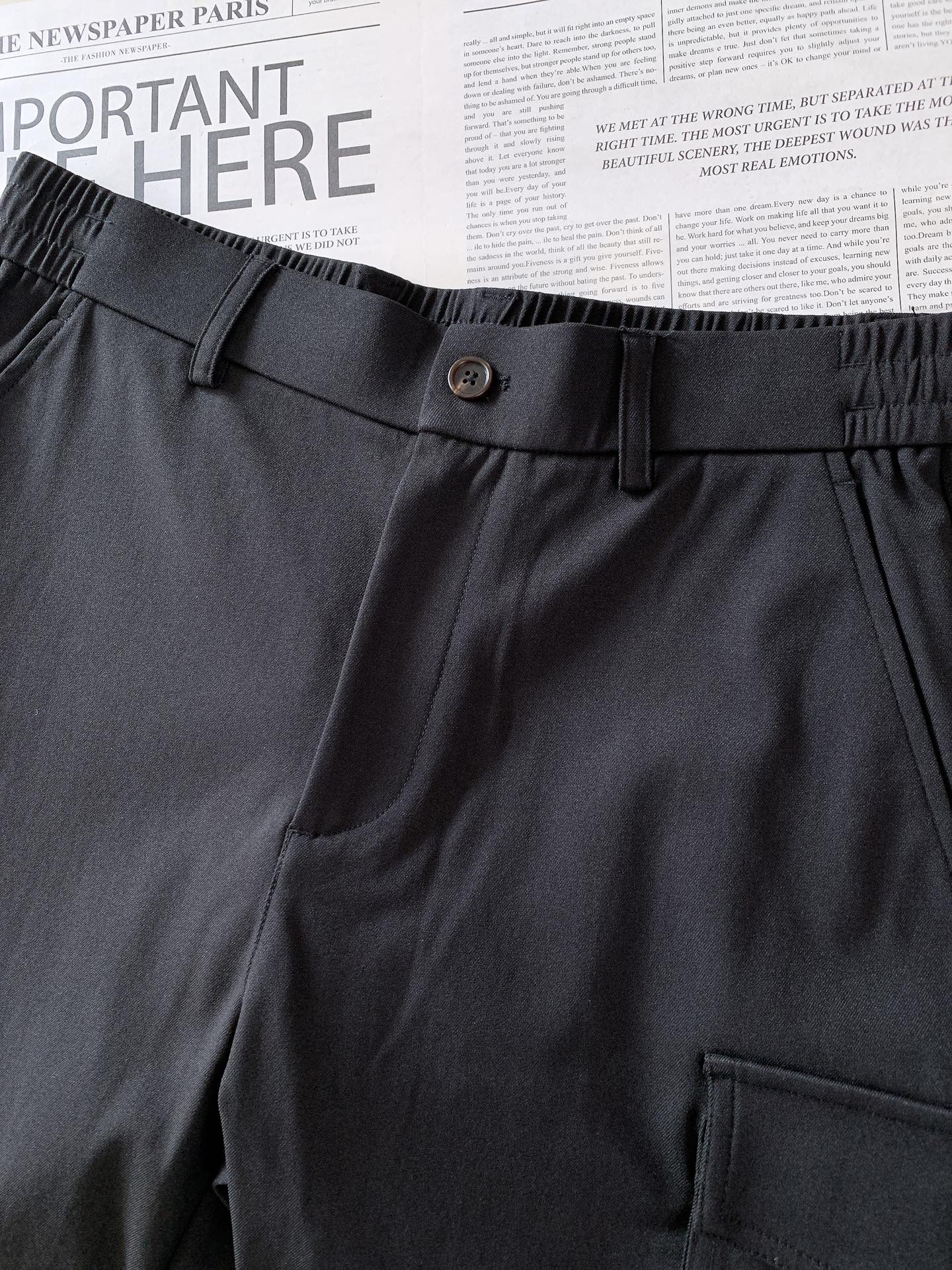 Moncler 蒙口 2026SS早春新品轻奢工装休闲裤，高阶百搭神裤。精选冰感透气面料，垂感利落，上身