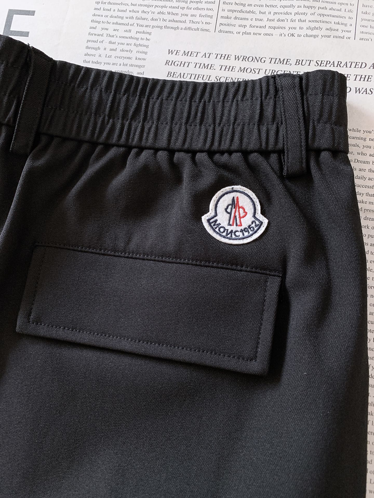 Moncler 蒙口 2026SS早春新品轻奢工装休闲裤，高阶百搭神裤。精选冰感透气面料，垂感利落，上身