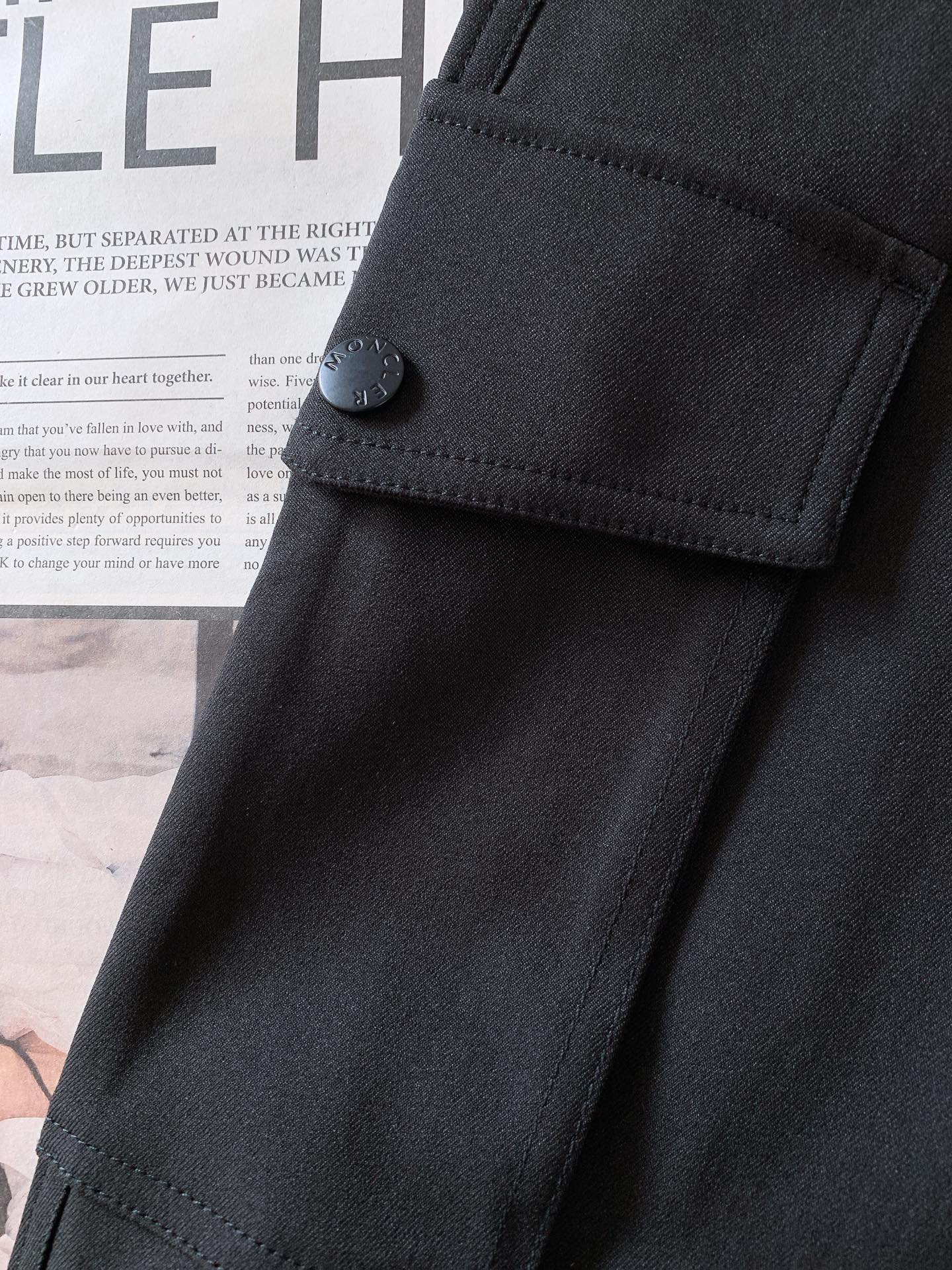 Moncler 蒙口 2026SS早春新品轻奢工装休闲裤，高阶百搭神裤。精选冰感透气面料，垂感利落，上身