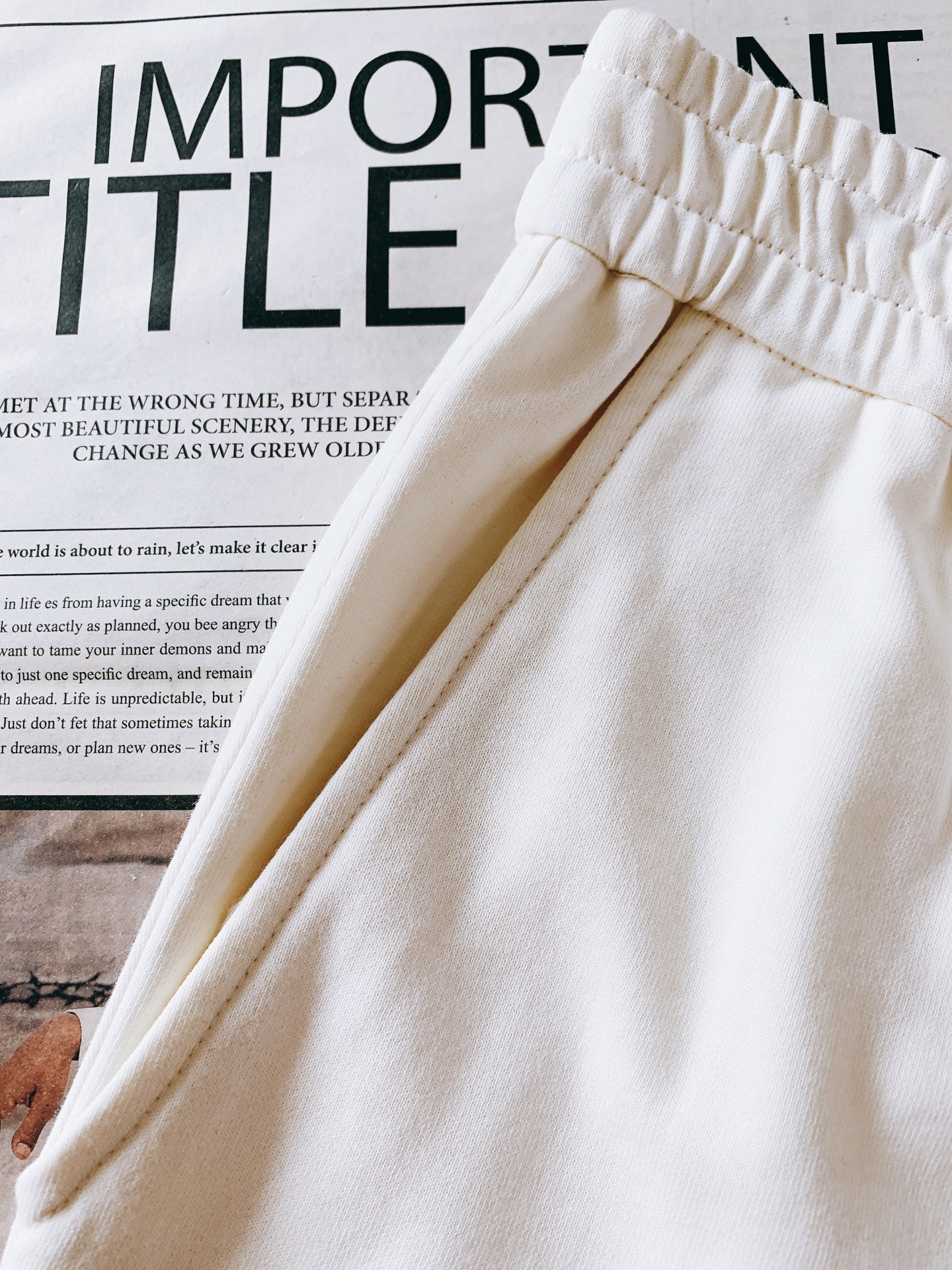 Loewe 罗意威 2026SS早春新品经典刺绣休闲卫裤。高克重软糯针织棉，透气舒适，版型挺括不塌。腰部