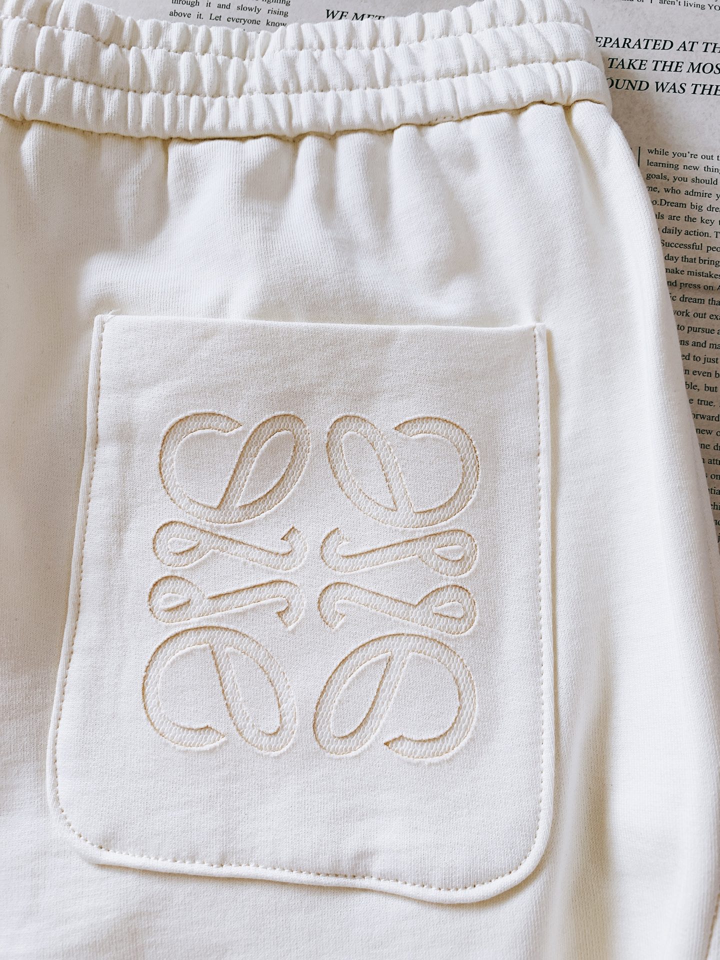 Loewe 罗意威 2026SS早春新品经典刺绣休闲卫裤。高克重软糯针织棉，透气舒适，版型挺括不塌。腰部