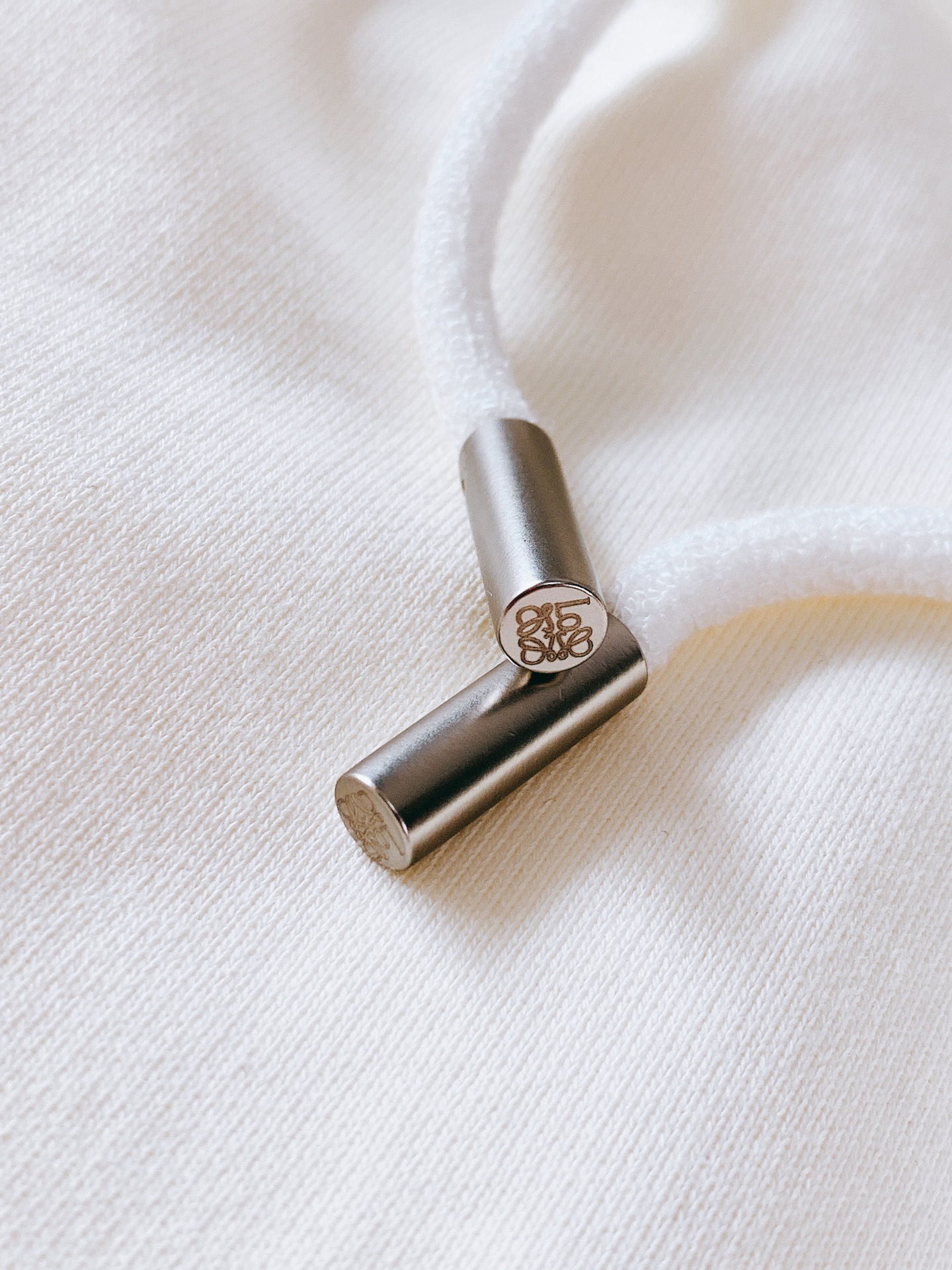 Loewe 罗意威 2026SS早春新品经典刺绣休闲卫裤。高克重软糯针织棉，透气舒适，版型挺括不塌。腰部