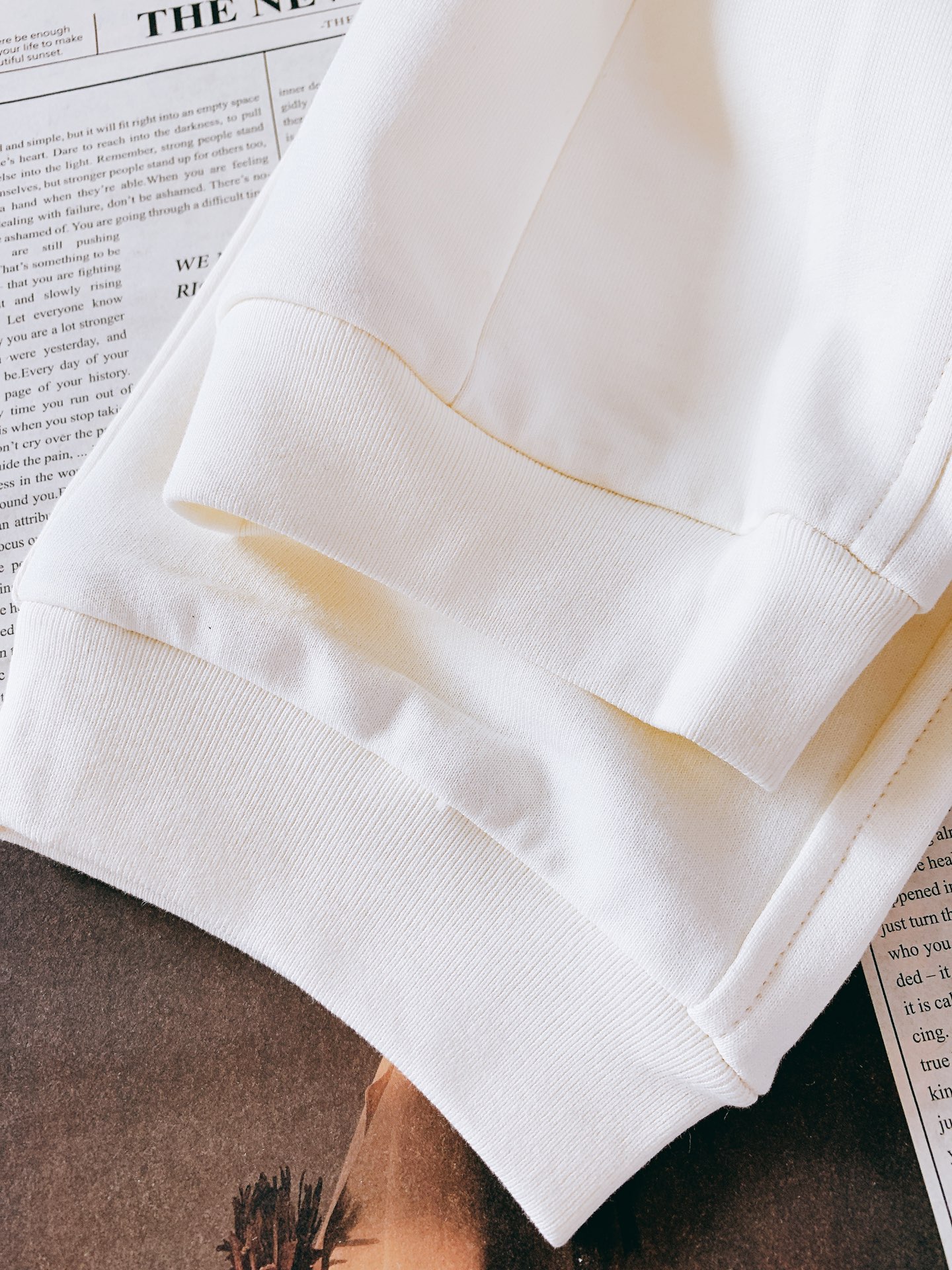 Loewe 罗意威 2026SS早春新品经典刺绣休闲卫裤。高克重软糯针织棉，透气舒适，版型挺括不塌。腰部