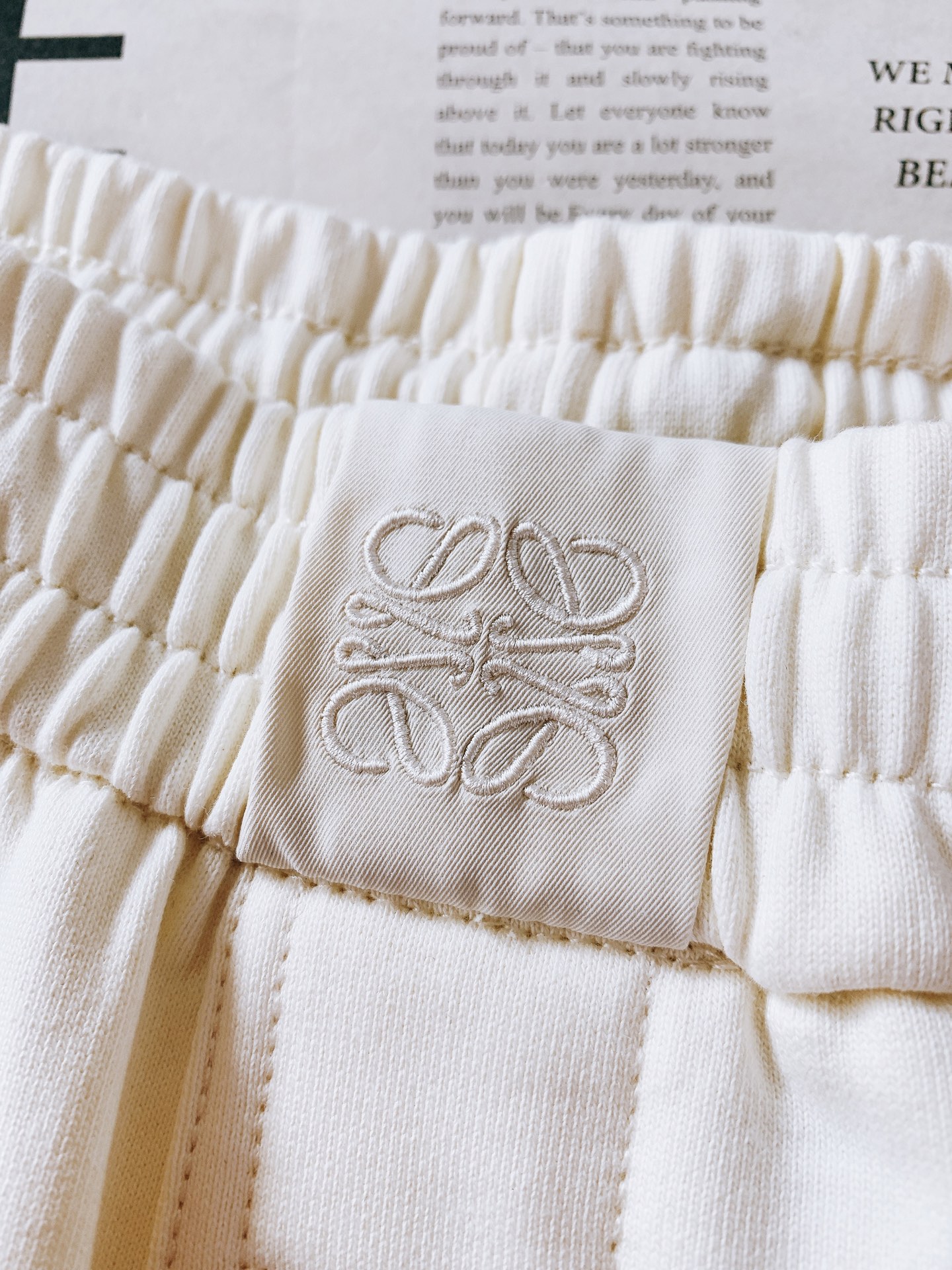 Loewe 罗意威 2026SS早春新品经典刺绣休闲卫裤。高克重软糯针织棉，透气舒适，版型挺括不塌。腰部