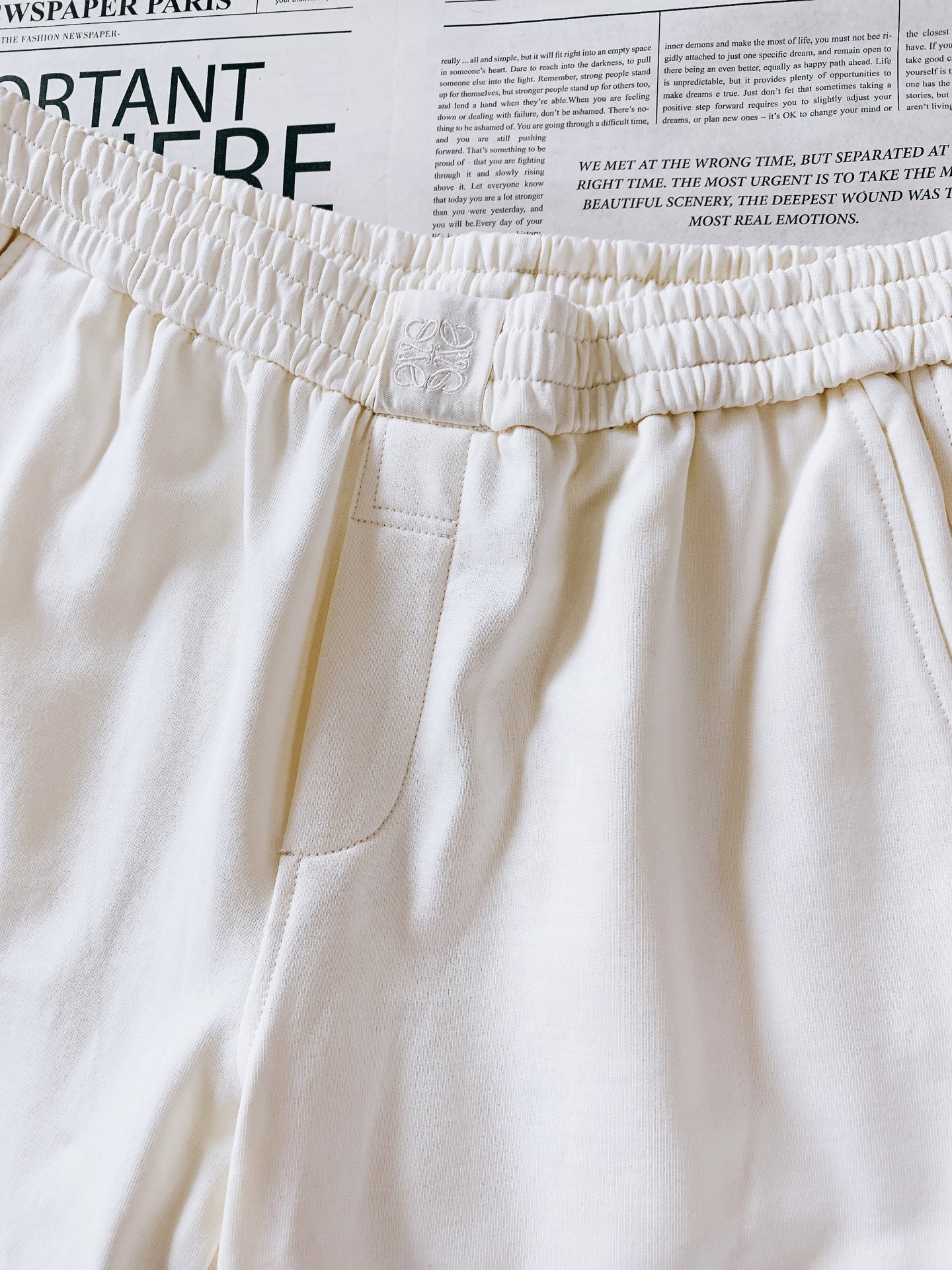 Loewe 罗意威 2026SS早春新品经典刺绣休闲卫裤。高克重软糯针织棉，透气舒适，版型挺括不塌。腰部