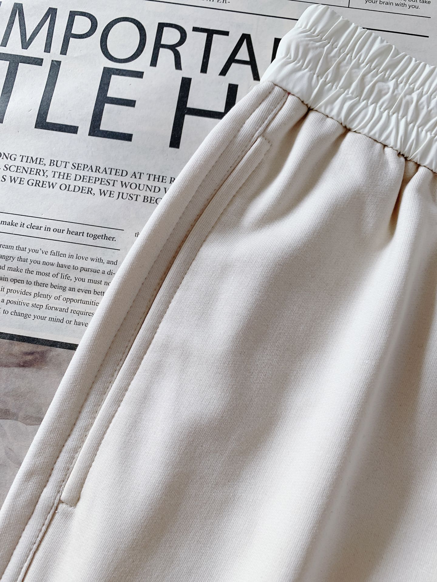 Moncler 蒙口 2026SS早春新品轻奢高定休闲束脚卫裤融合户外机能与都市轻奢质感。甄选定制软糯针