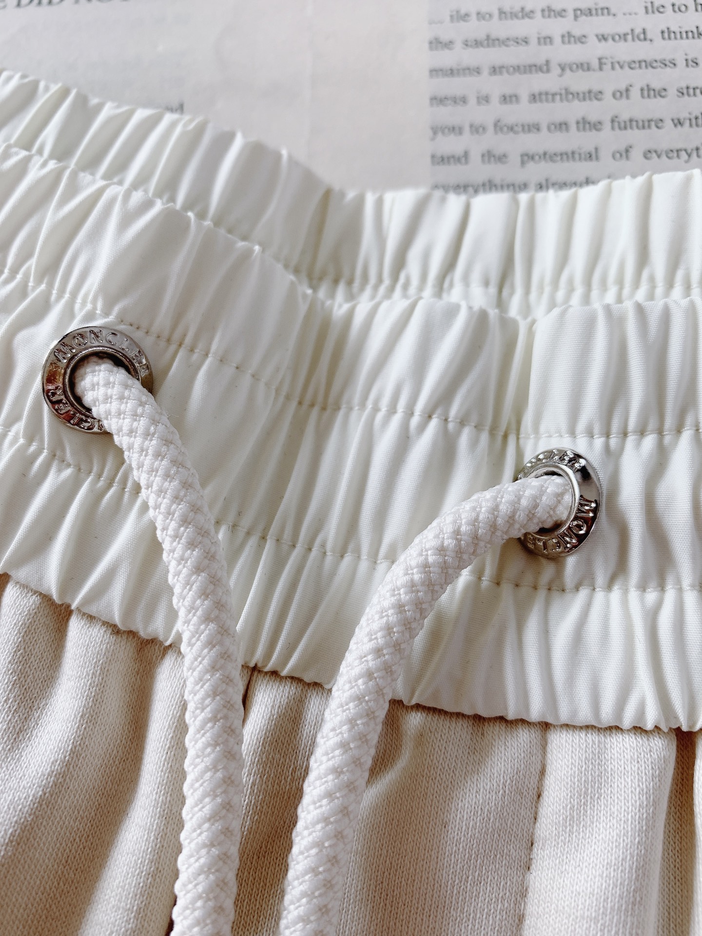 Moncler 蒙口 2026SS早春新品轻奢高定休闲束脚卫裤融合户外机能与都市轻奢质感。甄选定制软糯针
