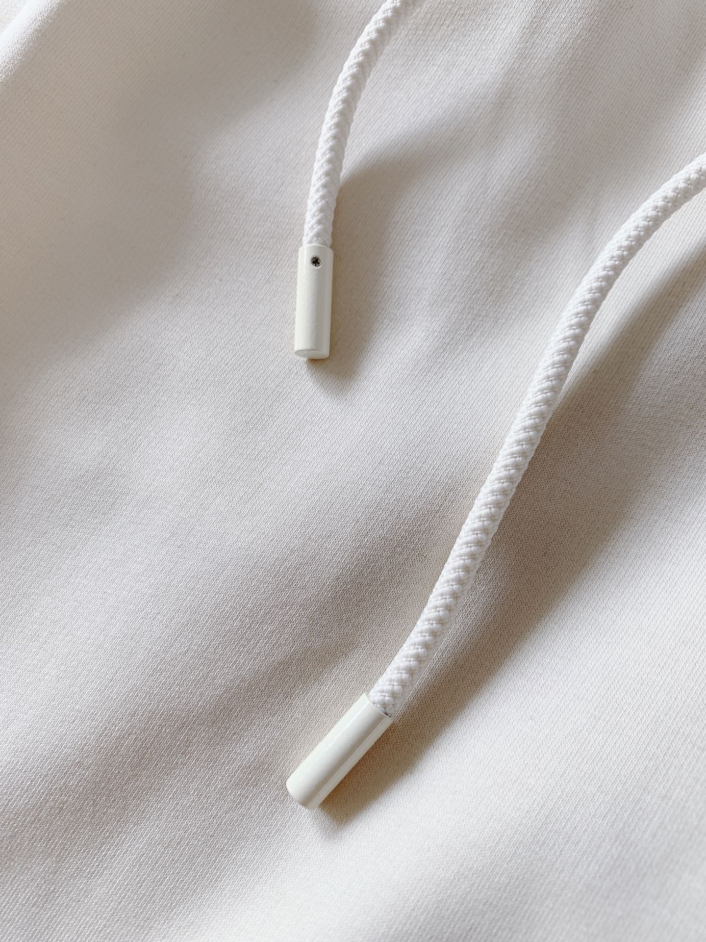 Moncler 蒙口 2026SS早春新品轻奢高定休闲束脚卫裤融合户外机能与都市轻奢质感。甄选定制软糯针