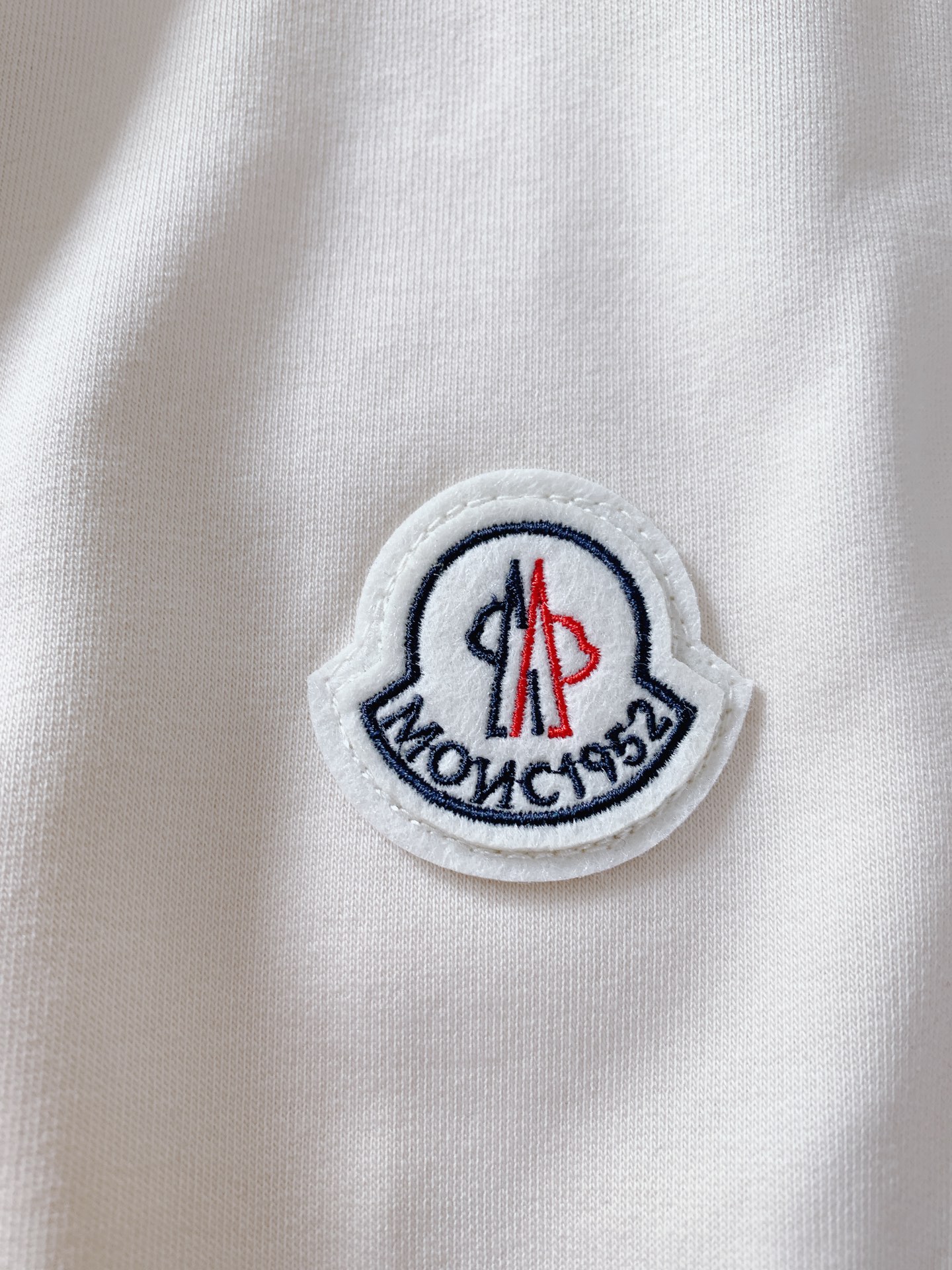 Moncler 蒙口 2026SS早春新品轻奢高定休闲束脚卫裤融合户外机能与都市轻奢质感。甄选定制软糯针