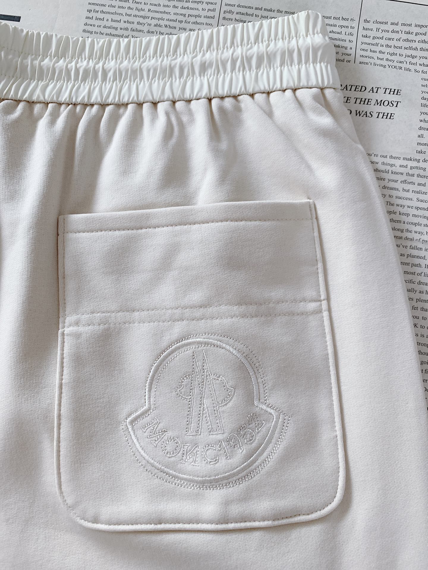 Moncler 蒙口 2026SS早春新品轻奢高定休闲束脚卫裤融合户外机能与都市轻奢质感。甄选定制软糯针