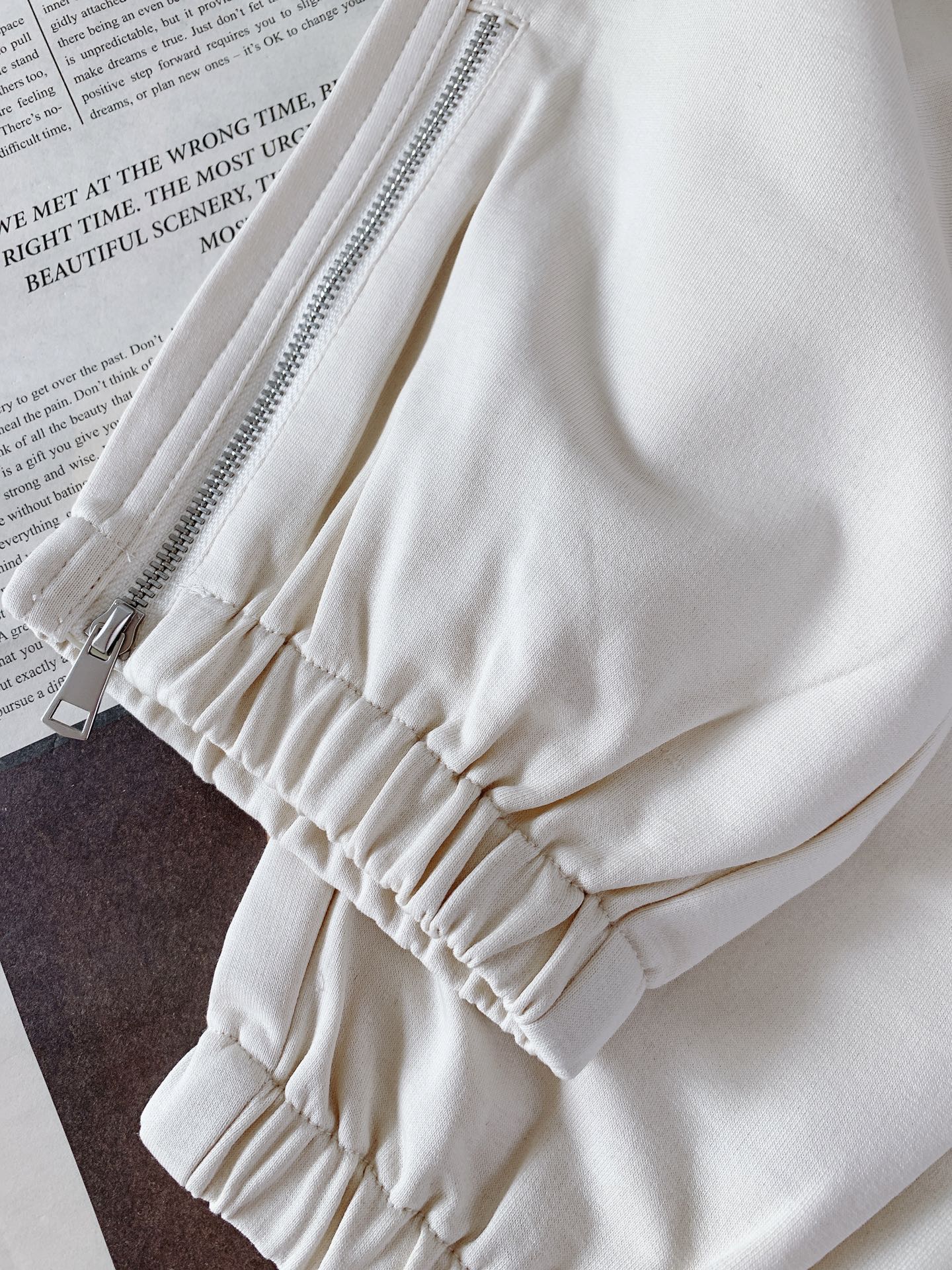 Moncler 蒙口 2026SS早春新品轻奢高定休闲束脚卫裤融合户外机能与都市轻奢质感。甄选定制软糯针