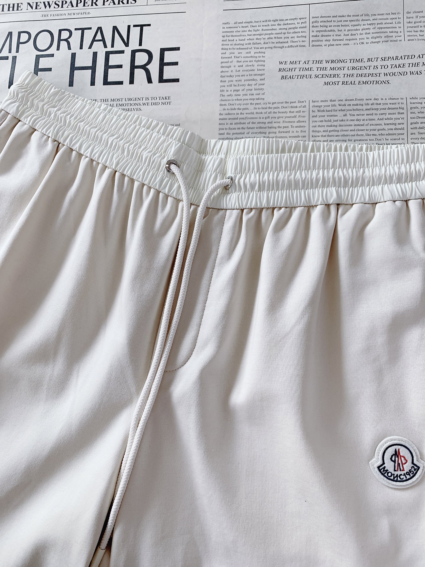 Moncler 蒙口 2026SS早春新品轻奢高定休闲束脚卫裤融合户外机能与都市轻奢质感。甄选定制软糯针