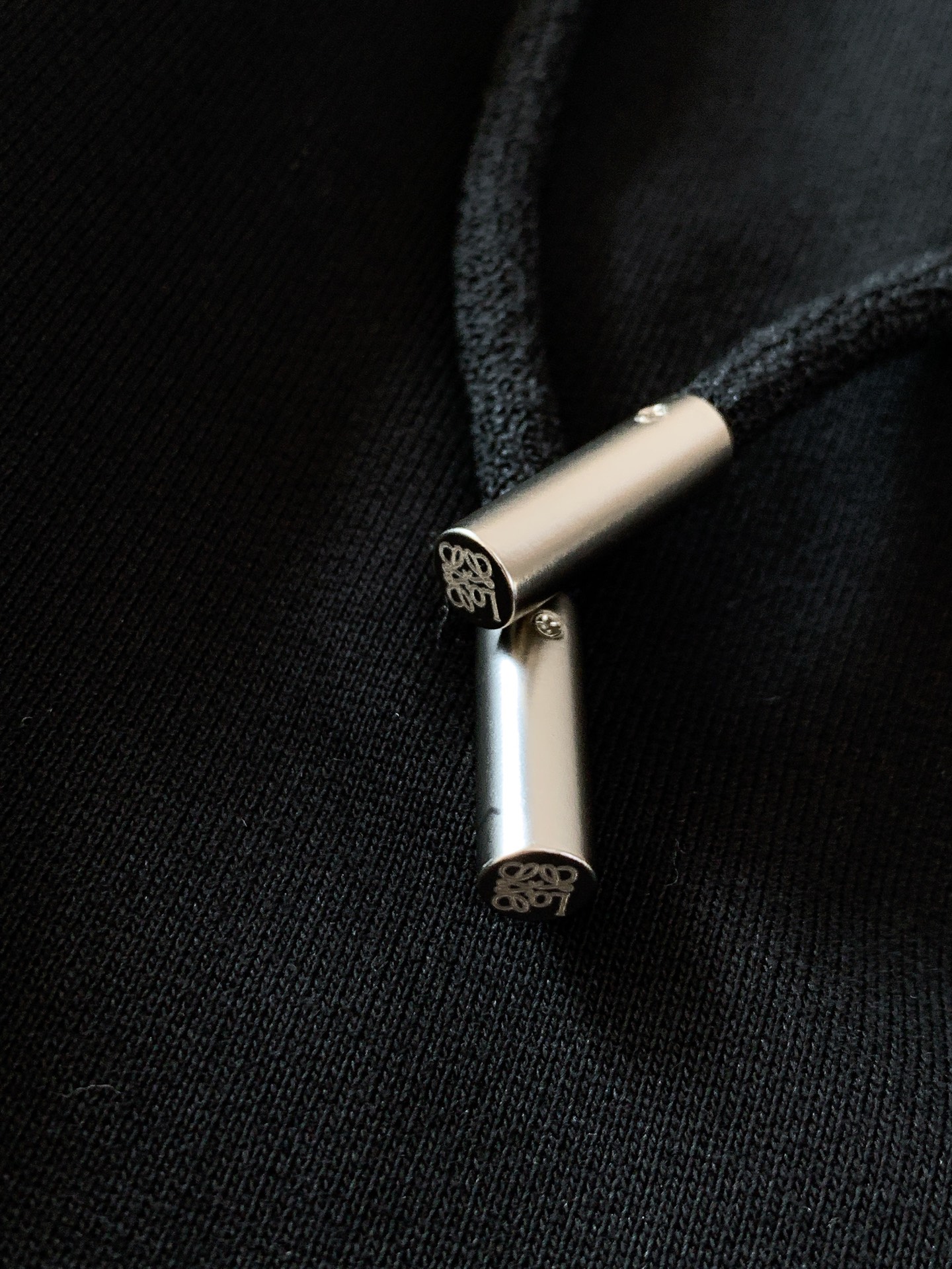 Loewe 罗意威 2026SS早春新品经典刺绣休闲卫裤。高克重软糯针织棉，透气舒适，版型挺括不塌。腰部