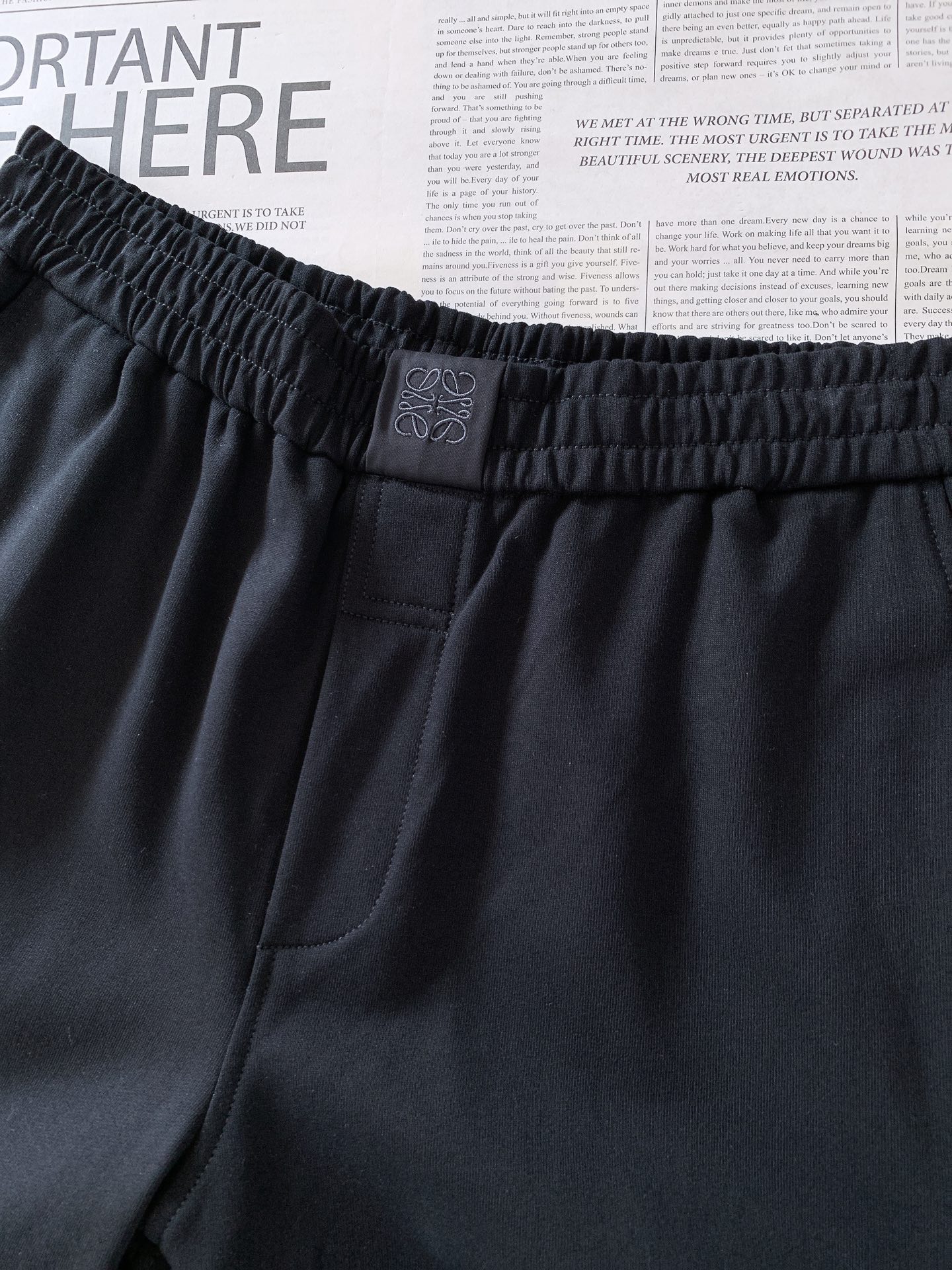 Loewe 罗意威 2026SS早春新品经典刺绣休闲卫裤。高克重软糯针织棉，透气舒适，版型挺括不塌。腰部