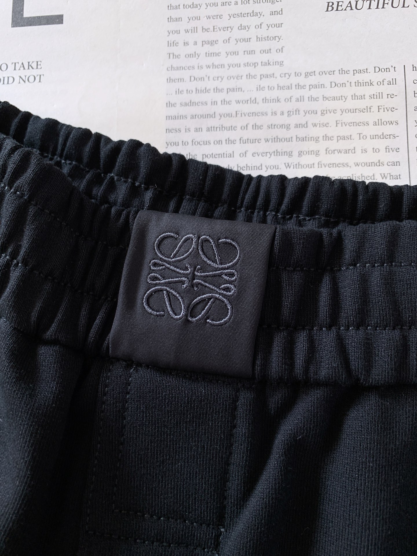 Loewe 罗意威 2026SS早春新品经典刺绣休闲卫裤。高克重软糯针织棉，透气舒适，版型挺括不塌。腰部