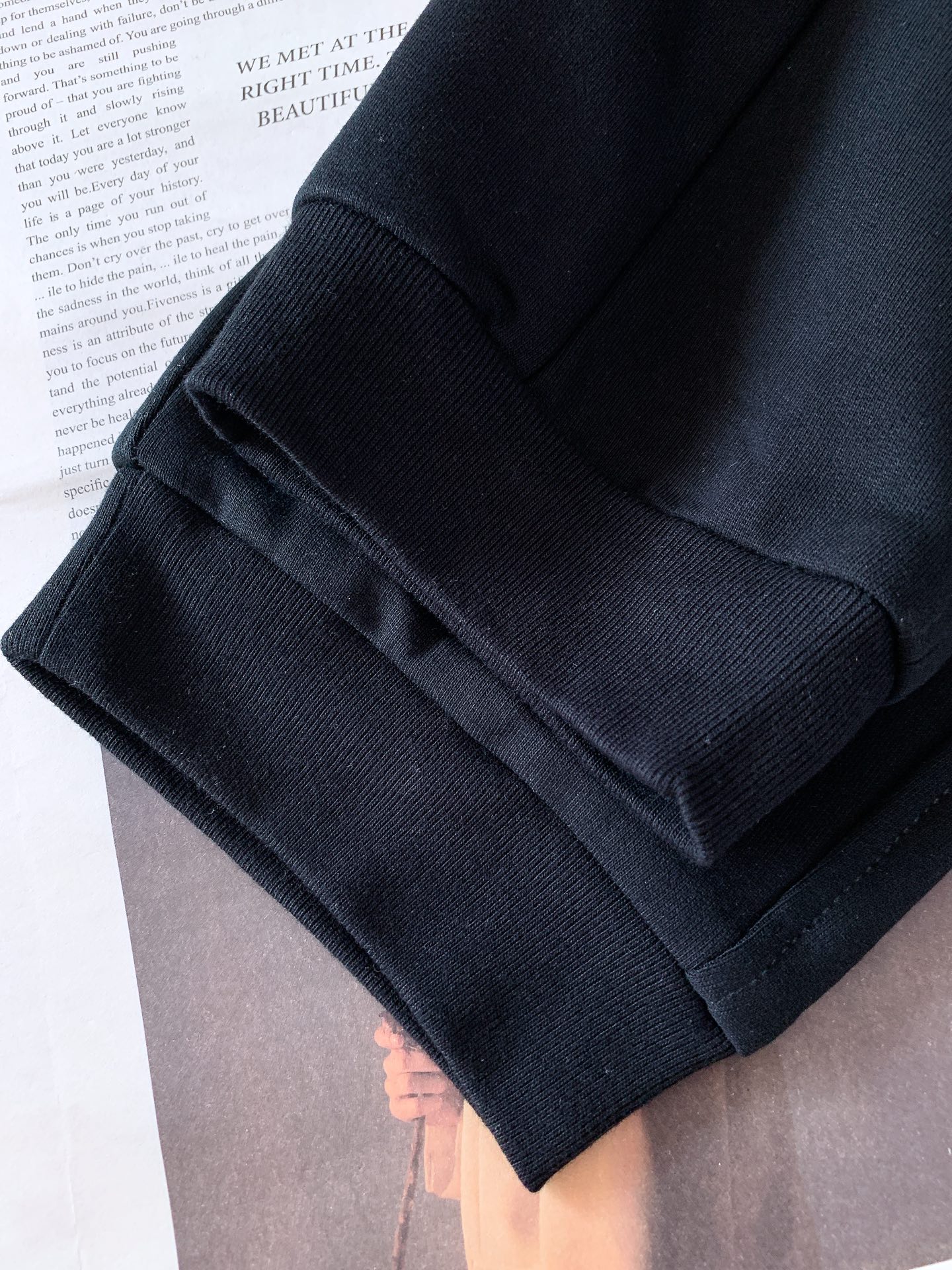 Loewe 罗意威 2026SS早春新品经典刺绣休闲卫裤。高克重软糯针织棉，透气舒适，版型挺括不塌。腰部