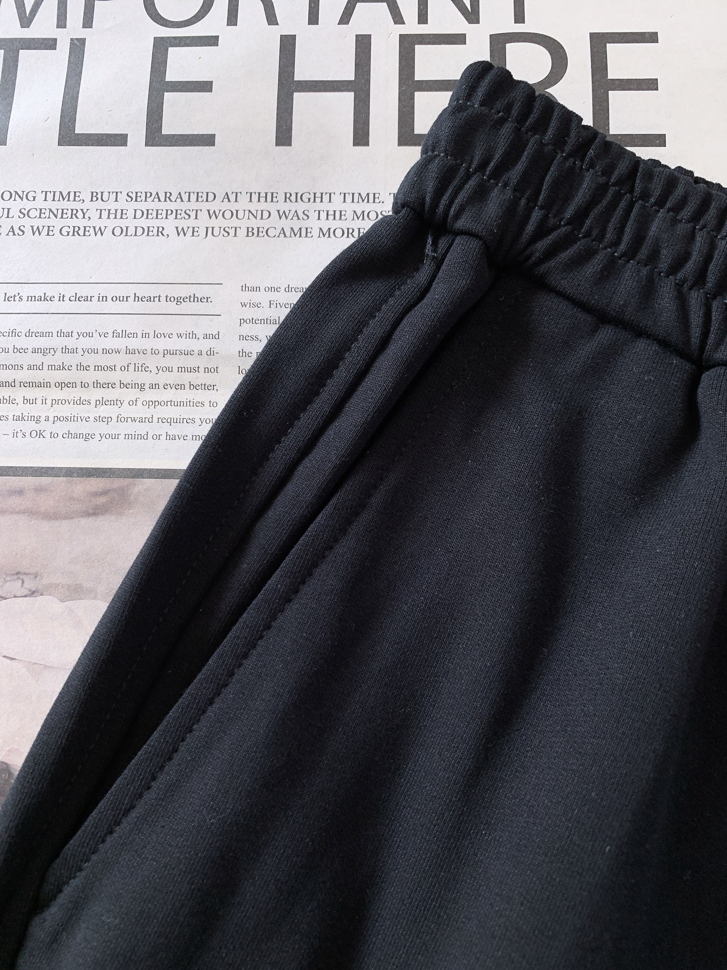 Loewe 罗意威 2026SS早春新品经典刺绣休闲卫裤。高克重软糯针织棉，透气舒适，版型挺括不塌。腰部