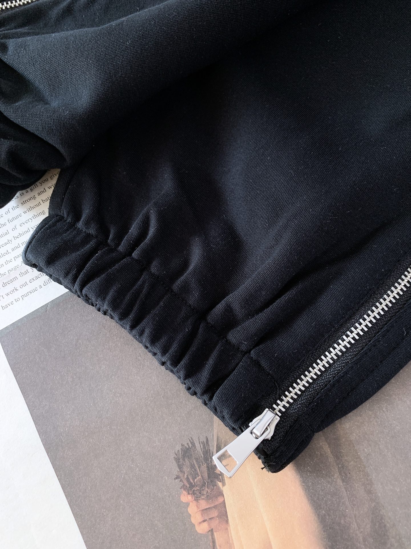 Moncler 蒙口 2026SS早春新品轻奢高定休闲束脚卫裤融合户外机能与都市轻奢质感。甄选定制软糯针